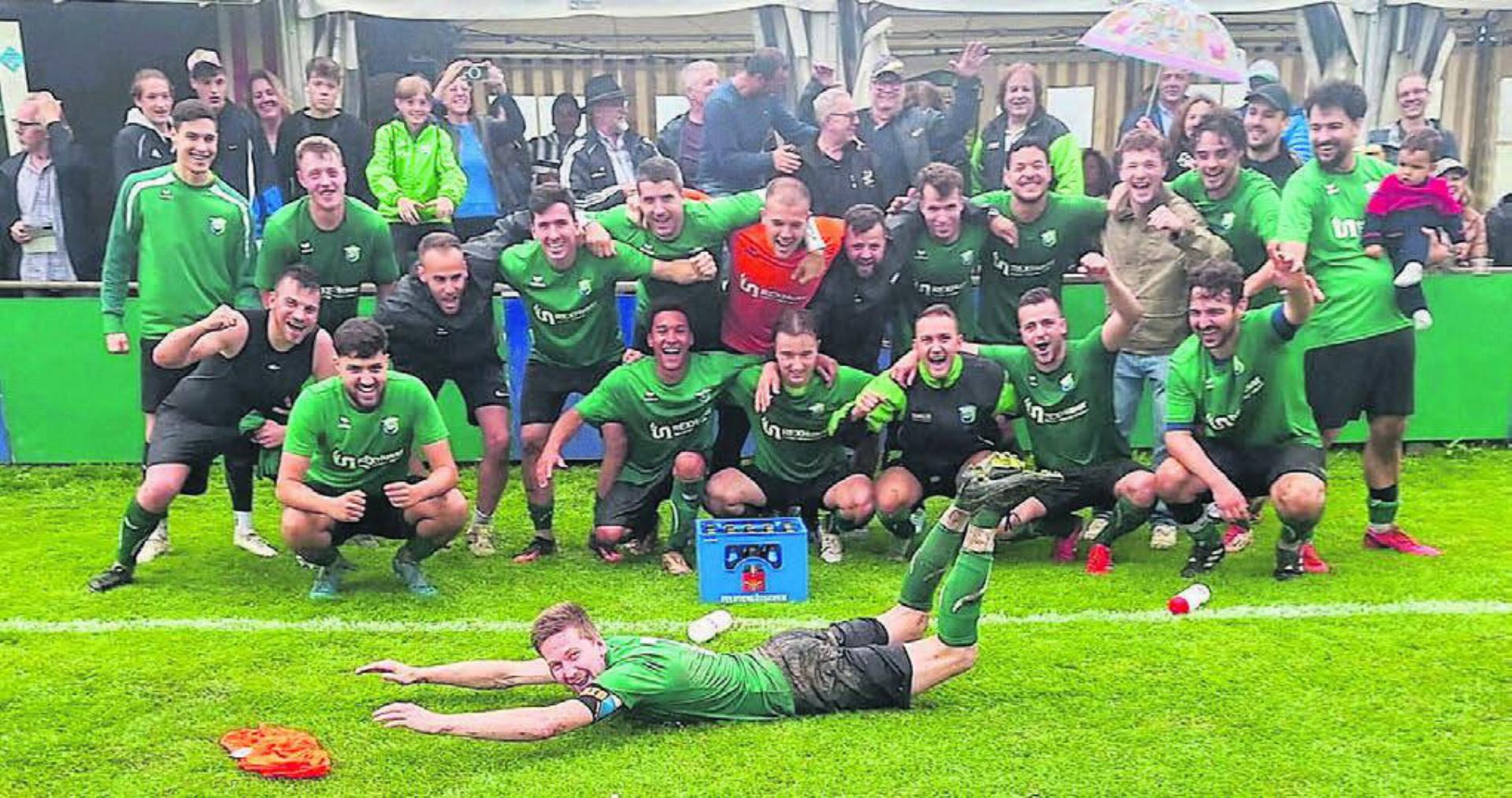 Team und Fans jubeln nach Spielschluss. Captain Patrick Meyer macht den Spassrutscher. Bilder: zg
