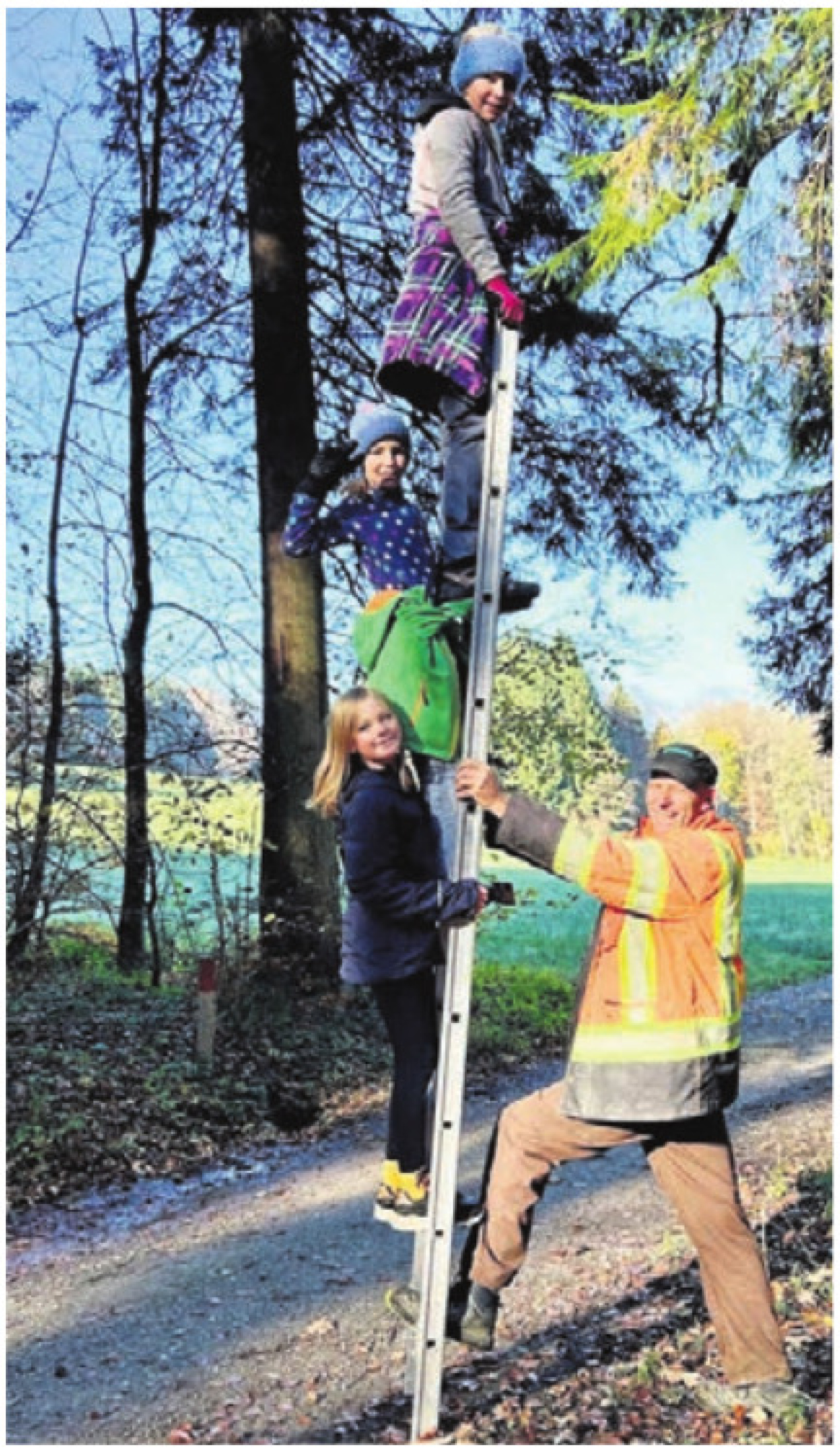 Gross und Klein halfen tatkräftig mit.Bild: zg - Das Bild wird blockiert. – Möglicherweise durch einen aktiven Adblocker.