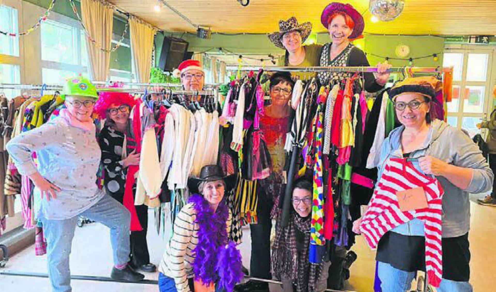 Man sieht es ihnen an, einem Teil des Teams vom Kostümkarussell: Sie alle haben ihre Freude an dem, was sie gerade zusammen erreicht haben. Bild: zg - Das Bild wird blockiert. – Möglicherweise durch einen aktiven Adblocker.