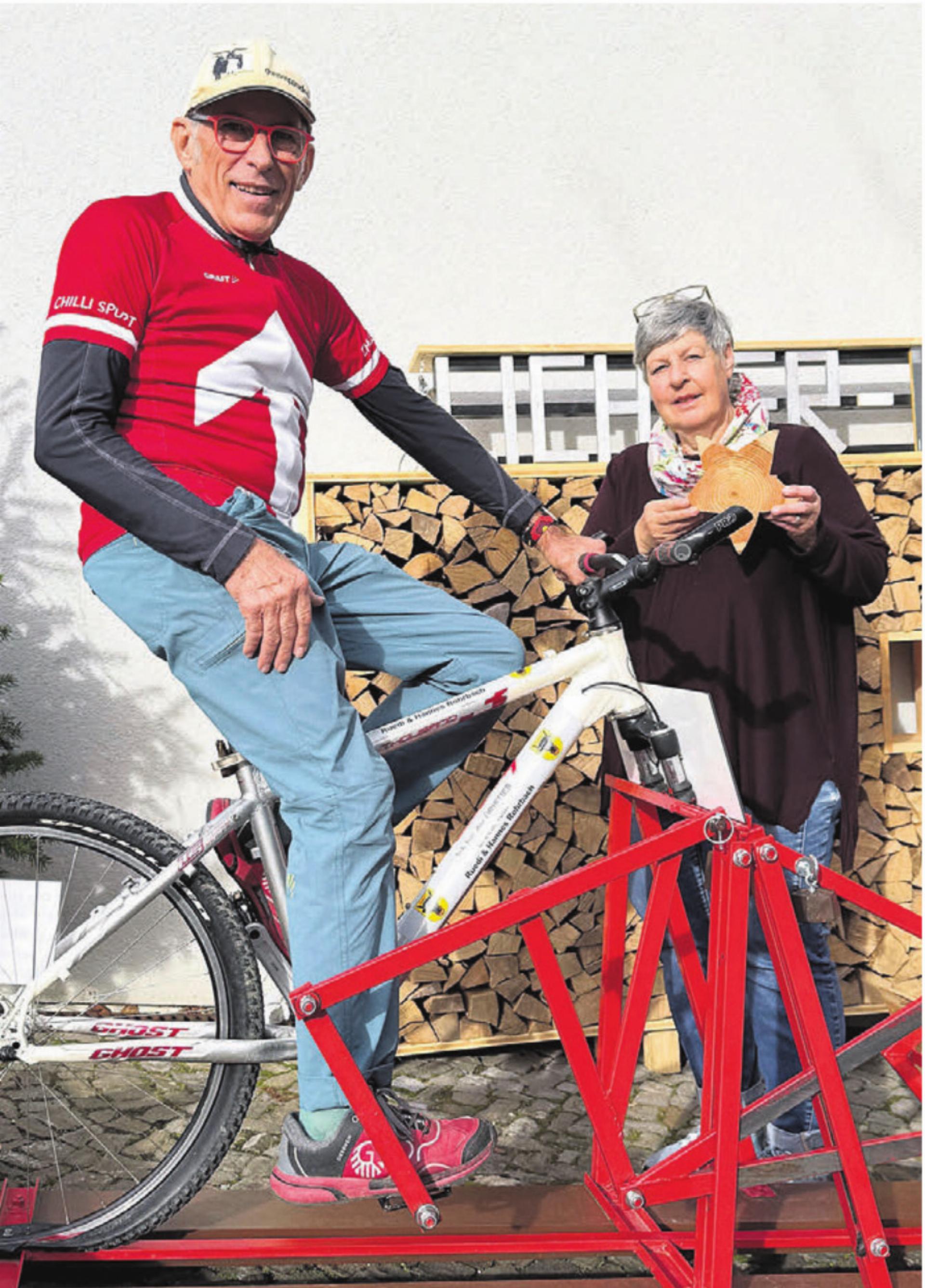 Hannes Rohrbach und Monika Hasler freuen sich auf zwei gemütliche, kreative und vielseitige Tage. Eines der Highlights am Bürgisserhus-Märt wird das Sägen von Holzsterne auf dem «Sägivelo» sein. Bild: Sabrina Salm - Das Bild wird blockiert. – Möglicherweise durch einen aktiven Adblocker.