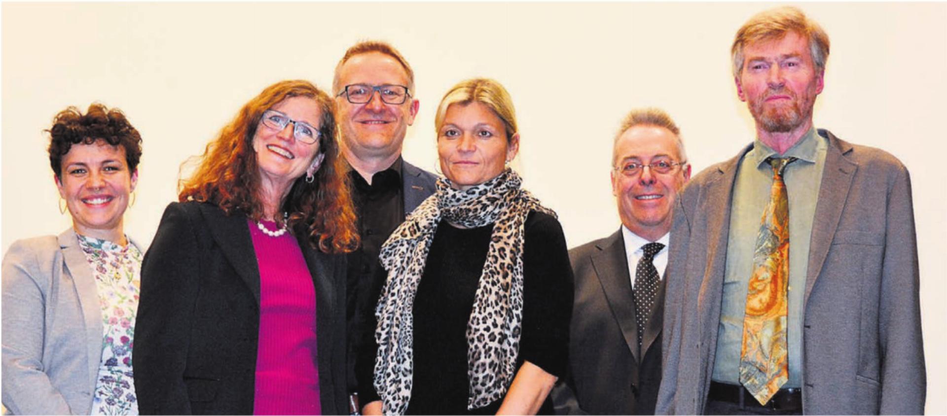 Das Präsidium des Einwohnerrates musste gleich vier Gemeinderäte verabschieden (von links): Vizepräsidentin Julia Frischknecht, Gemeinderätin Ariane Gregor, Ammann Arsène Perroud, Gemeinderätin Denise Strasser, Einwohnerratspräsident Marc Läuffer und Vizeammann Thomas Burkard. Bilder: Sabrina Salm - Das Bild wird blockiert. – Möglicherweise durch einen aktiven Adblocker.