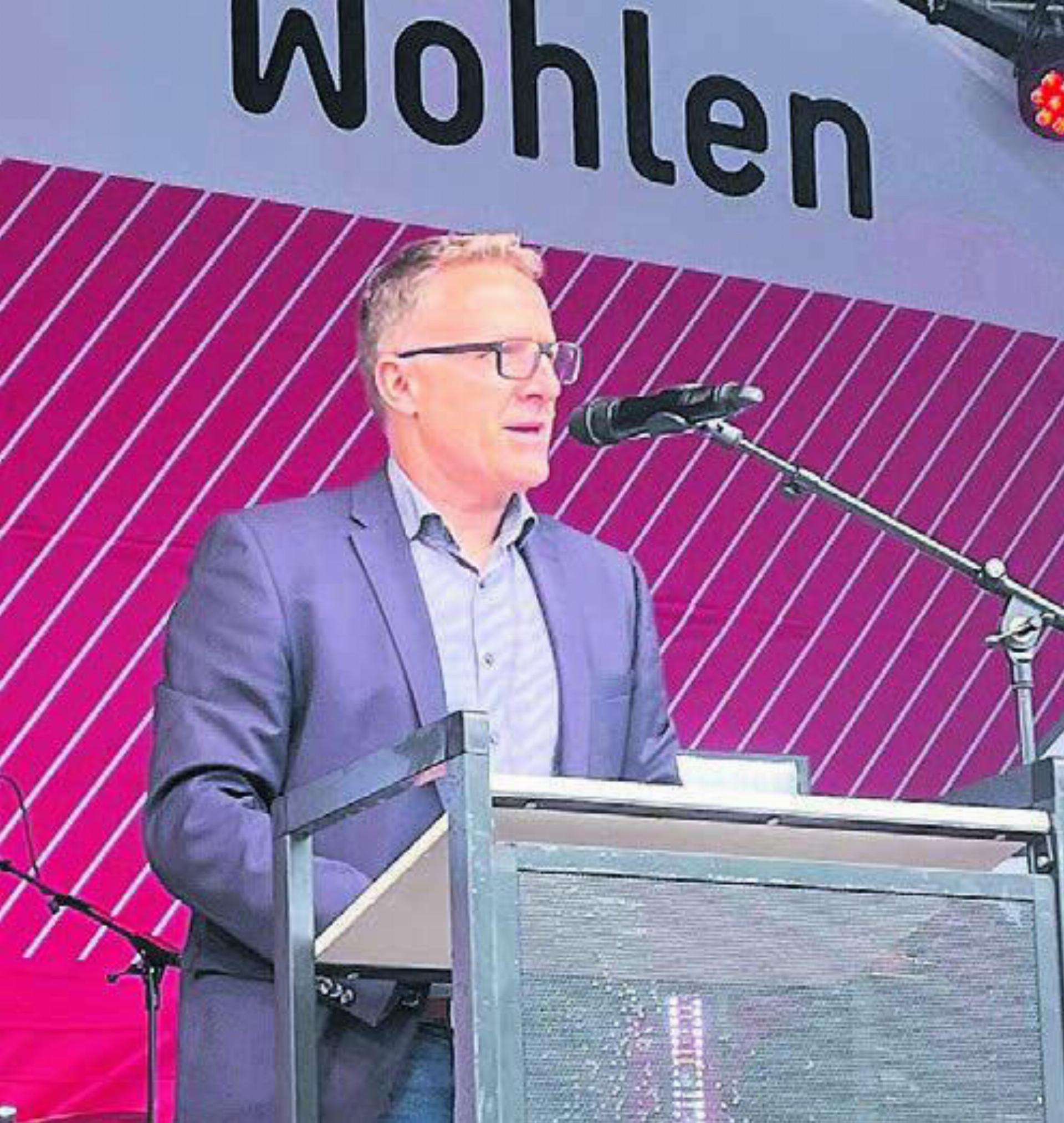 Arsène Perroud gedachte der beiden Unfalltoten vom Vormittag. - Das Bild wird blockiert. – Möglicherweise durch einen aktiven Adblocker.