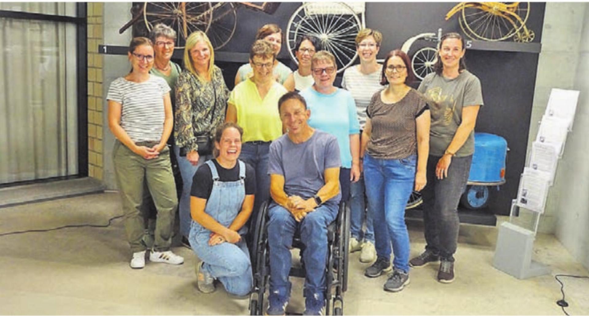 Die Mitglieder der Oberfreiämter Buurechuchi mit dem Rundgangbegleiter. Bild: zg - Das Bild wird blockiert. – Möglicherweise durch einen aktiven Adblocker.