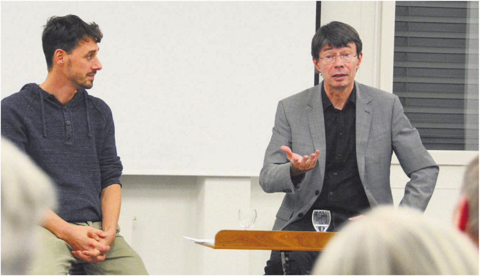 Mitorganisator Mario Roost von Häggligrüen (links) entlockte ETH-Professor Martin Scheringer im Gespräch ganz viele spannende Aussagen zu einem Thema, das eigentlich alle betrifft. Bild: Chregi Hansen - Das Bild wird blockiert. – Möglicherweise durch einen aktiven Adblocker.