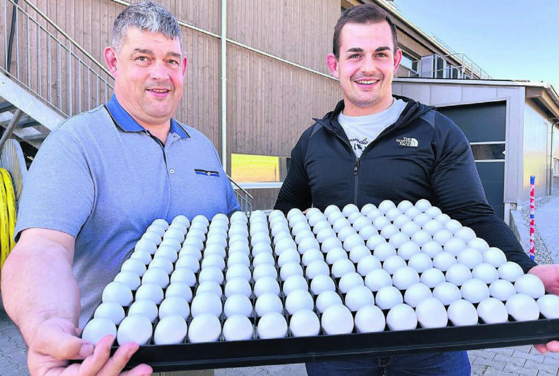 Sie sind Experten, wenn es um das Ei geht: Magnus (links) und Andreas Döbeli vor der Animalco AG in Schongau. Bild: Stefan Sprenger