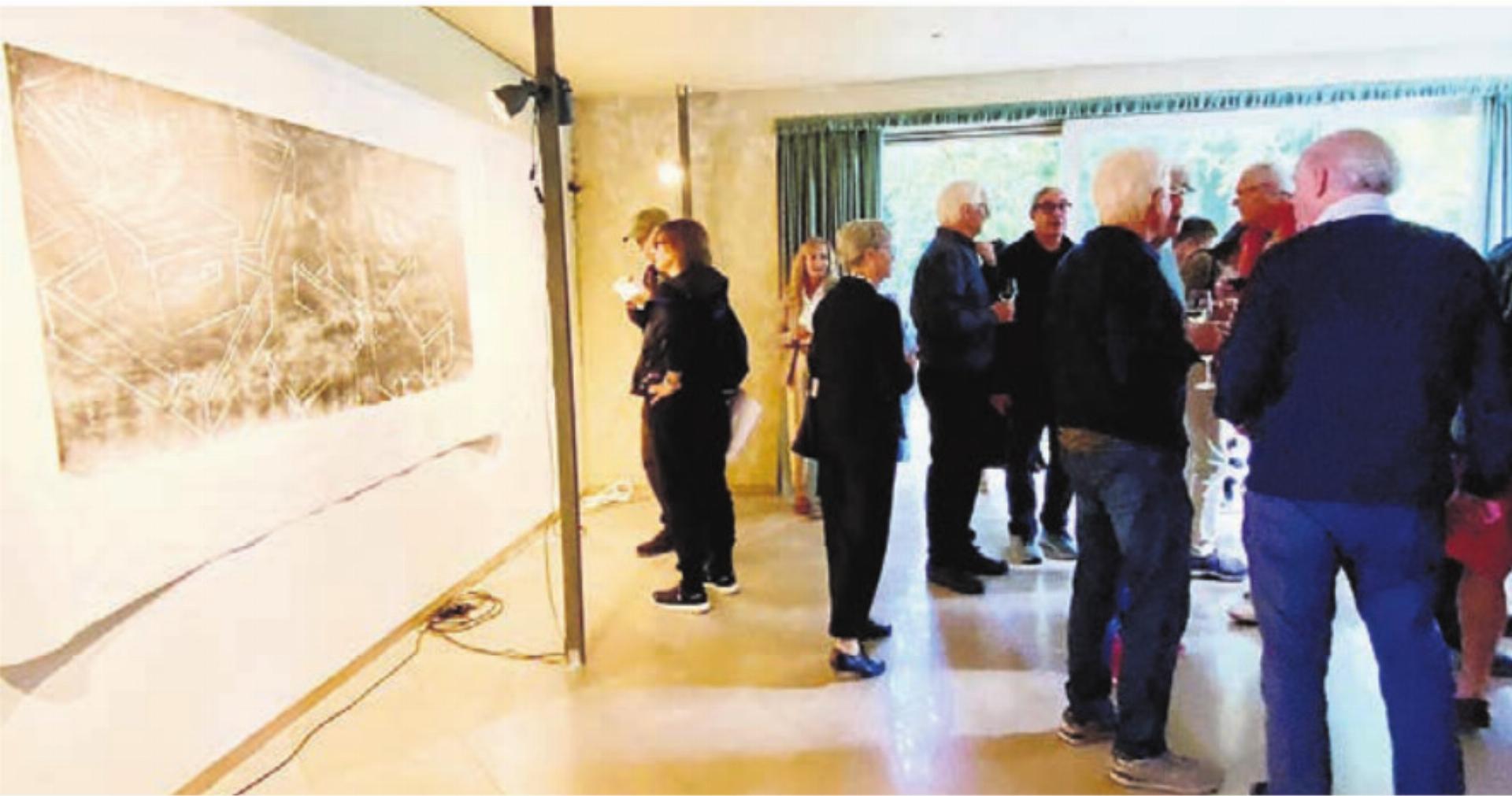 Die Vernissage lockte viel Publikum an. Bild: zg - Das Bild wird blockiert. – Möglicherweise durch einen aktiven Adblocker.