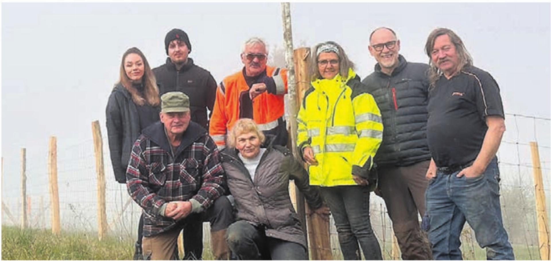 Gruppenbild der Freiwilligen, die oberhalb von Boswil Hecken pflanzten. Bild: zg - Das Bild wird blockiert. – Möglicherweise durch einen aktiven Adblocker.