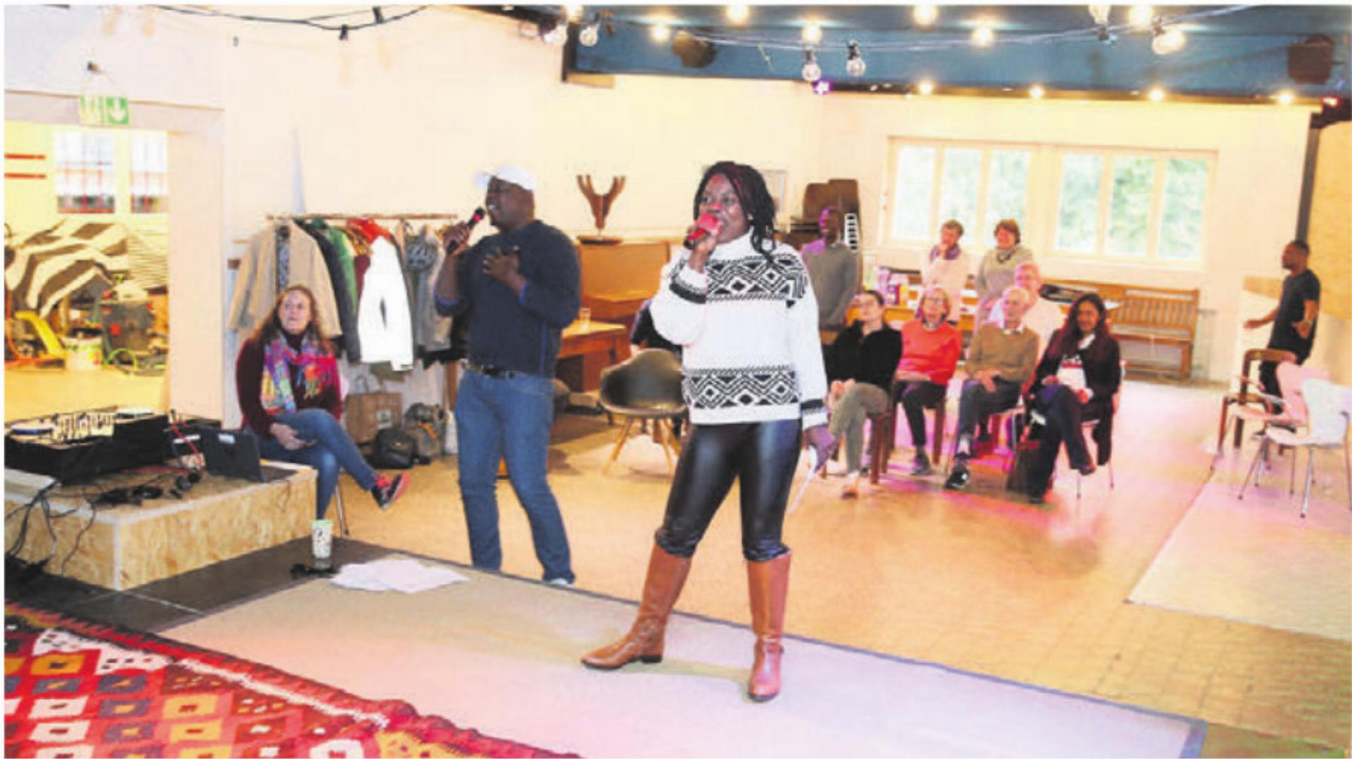 Ausgelassene und fröhliche Stimmung beim gemeinsamen Singen. Bild: zg - Das Bild wird blockiert. – Möglicherweise durch einen aktiven Adblocker.