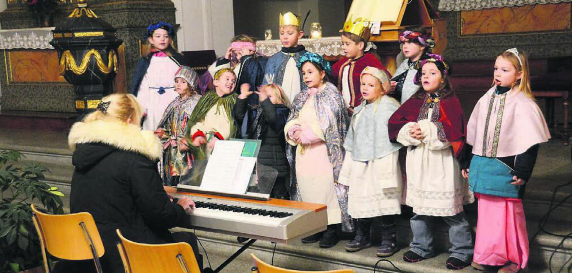 Mit seinen Liedern entzückte der Chor der kleinen Schüler die Zuhörer in der Kirche. Bild: chh