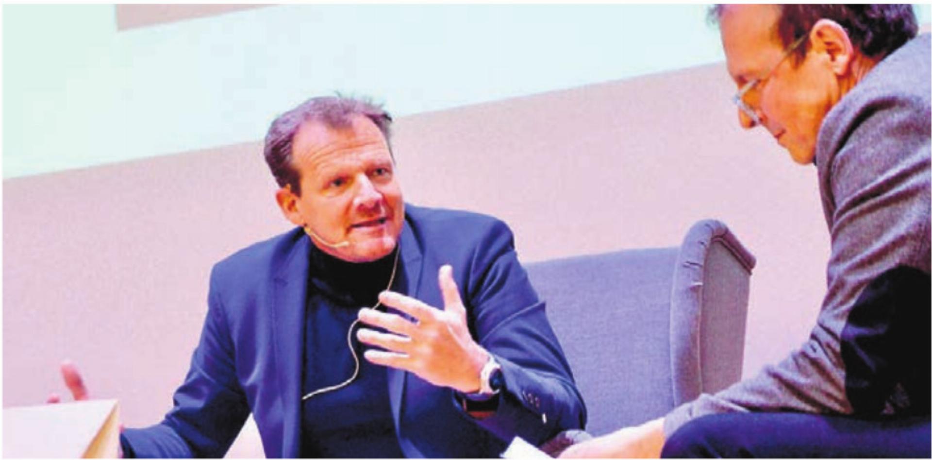 Kevin Schläpfer (links), Sportchef beim EHC Basel, im Gespräch mit Adrian Krebs. Bild: tst - Das Bild wird blockiert. – Möglicherweise durch einen aktiven Adblocker.