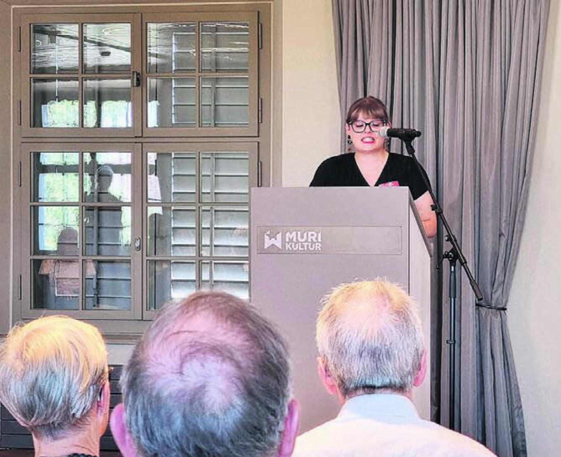 Elena Eichenberger, Projektverantwortliche, begrüsste die rund 50 Gäste zur Vernissage. - Das Bild wird blockiert. – Möglicherweise durch einen aktiven Adblocker.
