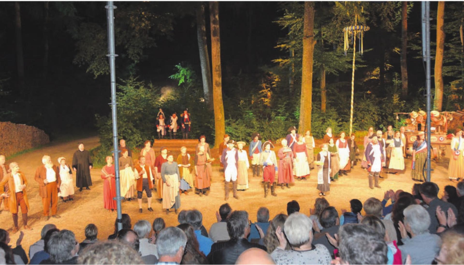 Vor zehn Jahren war die Lichtung beim Forsthaus bereits Schauplatz des Freilichtspiels «Emmetfeld». Ab August wird am gleichen Ort das neue Stück «Gwitternacht» aufgeführt. Bilder: Archiv - Das Bild wird blockiert. – Möglicherweise durch einen aktiven Adblocker.