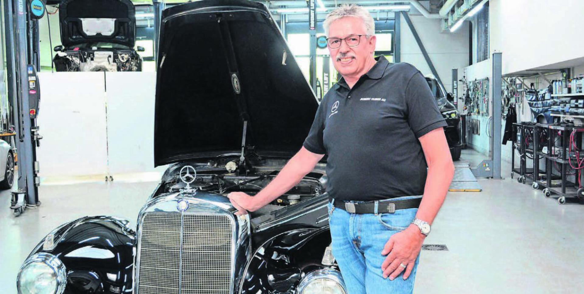 Loyal gegenüber seinem Arbeitgeber und der Automarke: Werner Weibel mag Mercedes und hat 50 Jahre solche repariert. Bild: Chregi Hansen