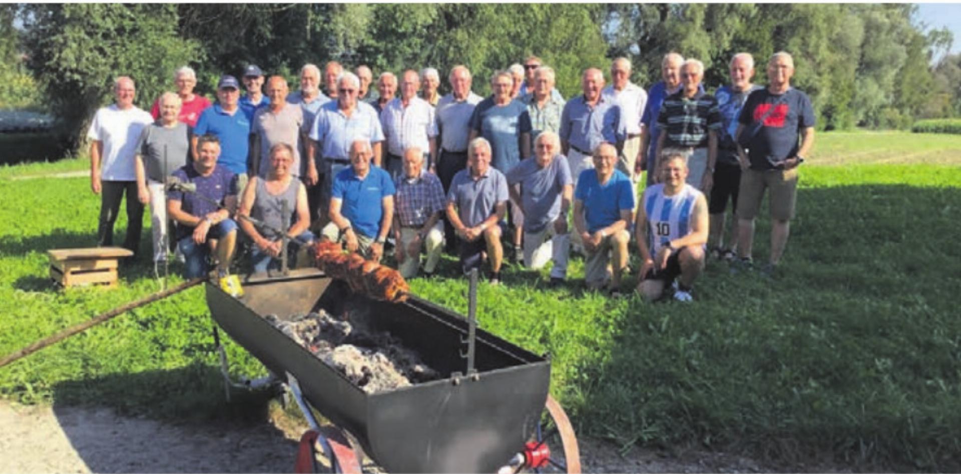Gruppenbild der Männerturner – natürlich samt Spiessbraten. Bild: zg - Das Bild wird blockiert. – Möglicherweise durch einen aktiven Adblocker.