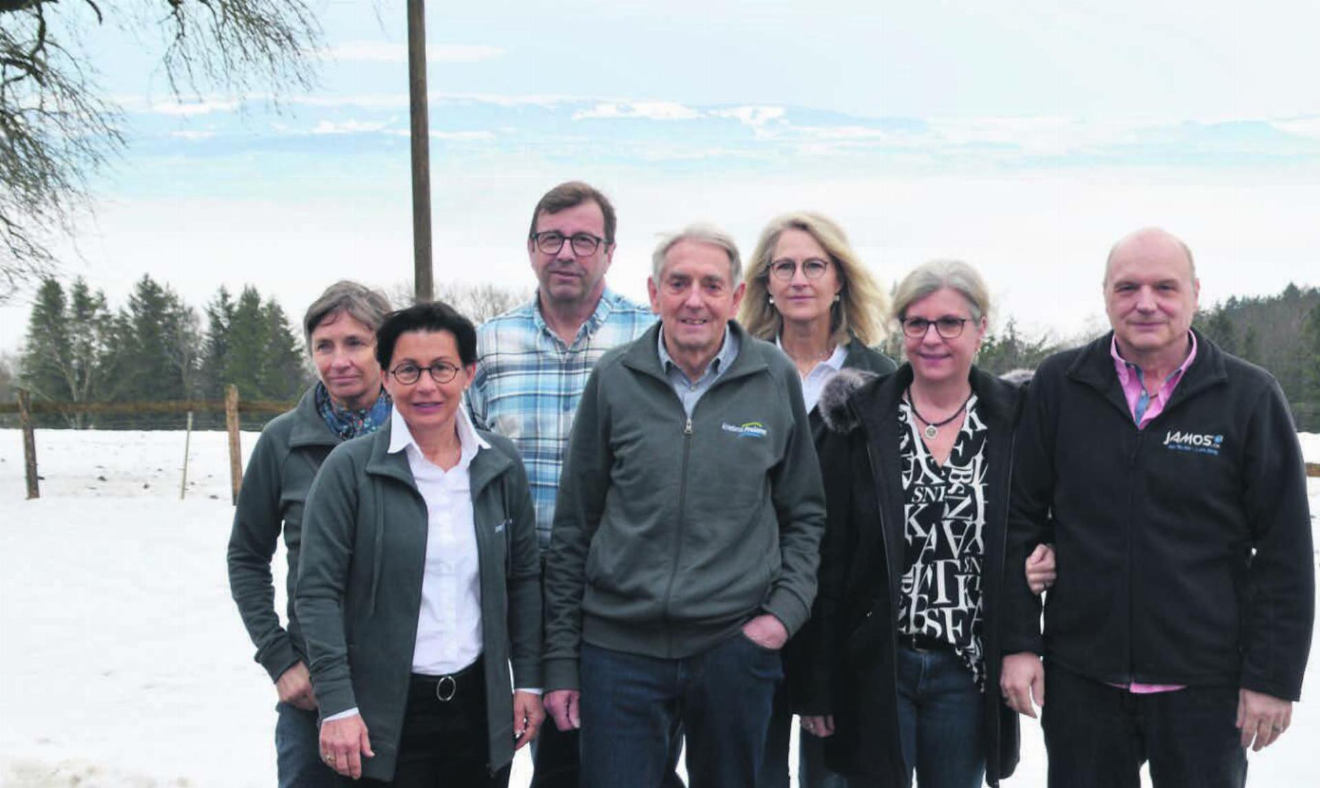 Die Hauptinvolvierten der neuen Website von Erlebnis Freiamt, von links: Margrit Konrad (Geschäftsstelle), Yvonne Notter, Werner Hirter, Fredy Zobrist und Karin Renner mit Jacqueline und René Maurer von der Agentur Jamos bei der Präsentation auf dem Horben. Bild: Thomas Stöckli