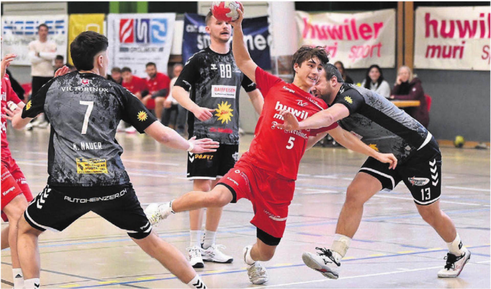 Ilias Mrose (in Rot) traf siebenmal für den TV Muri und war massgeblich am Sieg beteiligt. Bild: tvm - Das Bild wird blockiert. – Möglicherweise durch einen aktiven Adblocker.