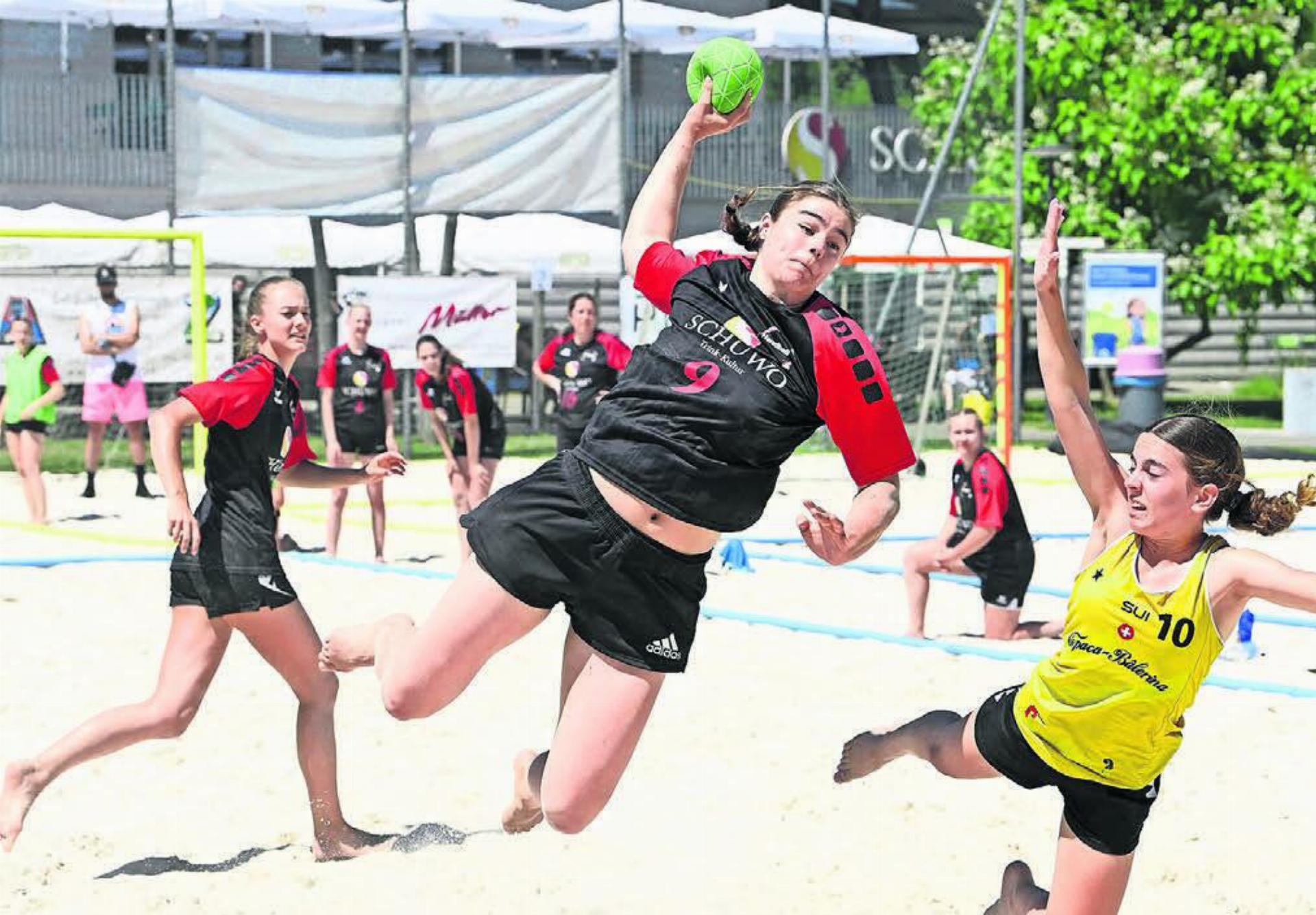 Die Schweizer Nationalspielerin Nora Snedkerud beim Abschluss. Links ihre Schwester Larissa. Die beiden Freiämterinnen ergatterten sich die Vize-Meister-Titel mit dem Wohler Team «Beach Turtles».
