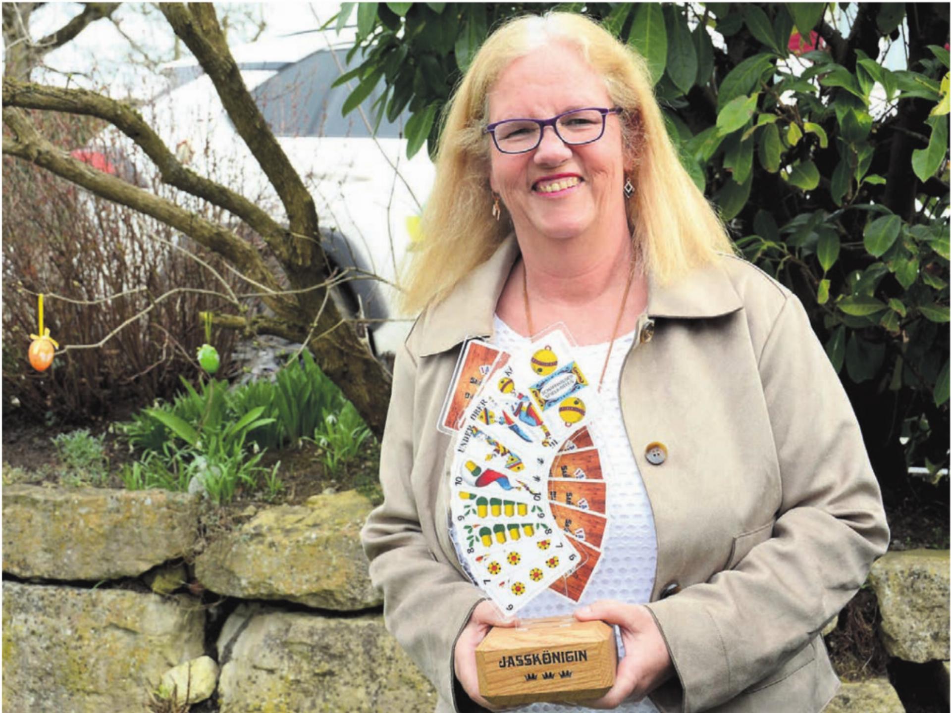 Angi Stimpfl mit dem Pokal für die Jasskönigin, den sie schon dreimal entgegennehmen konnte. Klappt es auch bei der vierten Teilnahme im April? Bilder: Chregi Hansen / Screenshot - Das Bild wird blockiert. – Möglicherweise durch einen aktiven Adblocker.