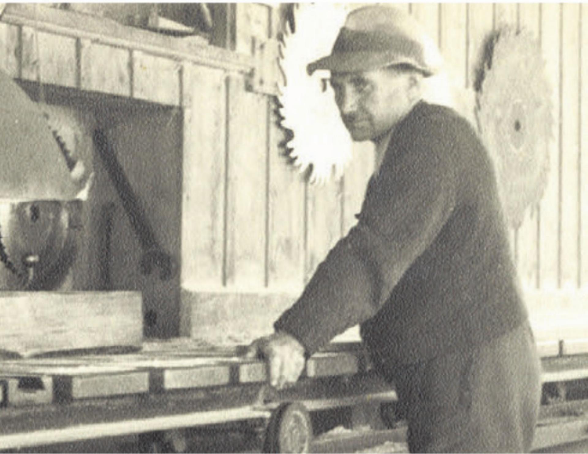 Firmengründer Josef Koch-Koch bei der Arbeit. Die Aufnahme stammt aus dem Jahr 1943, damals war er 50-jährig. - Das Bild wird blockiert. – Möglicherweise durch einen aktiven Adblocker.