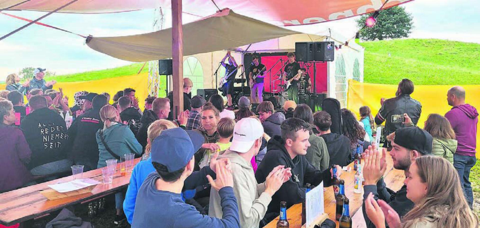 Die Niederwiler Band «The Yaks» sorgte bei ihrem ersten öffentlichen Konzert für ganz viel Stimmung. Bild: chh - Das Bild wird blockiert. – Möglicherweise durch einen aktiven Adblocker.
