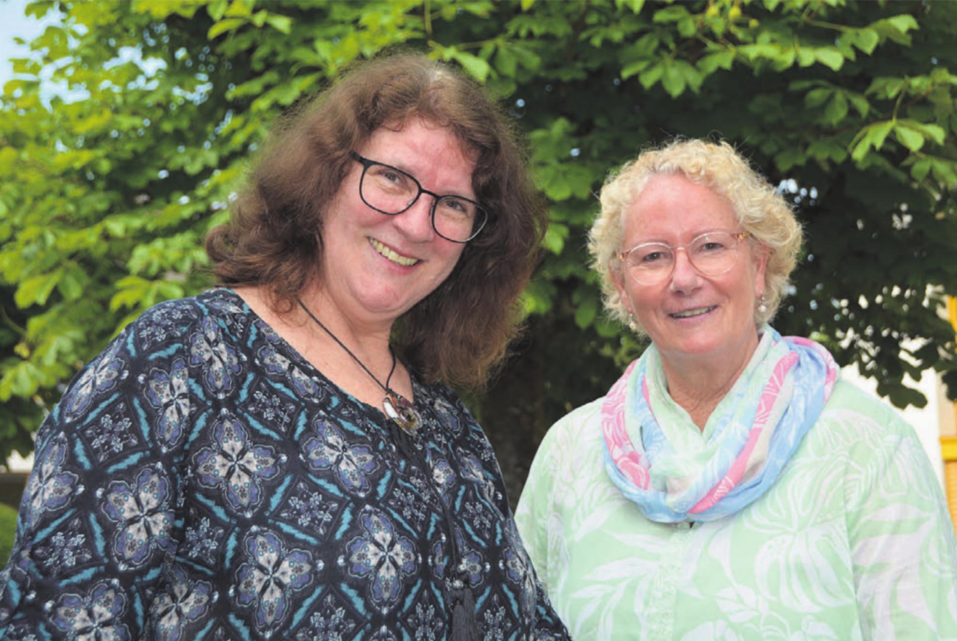 Über 40 Jahre waren Yvonne Cherkaoui (links) und Katja von Burg Teil der Schule Widen. «Damals waren wir noch blutjung», lachen die Frauen. Bild: Sabrina Salm