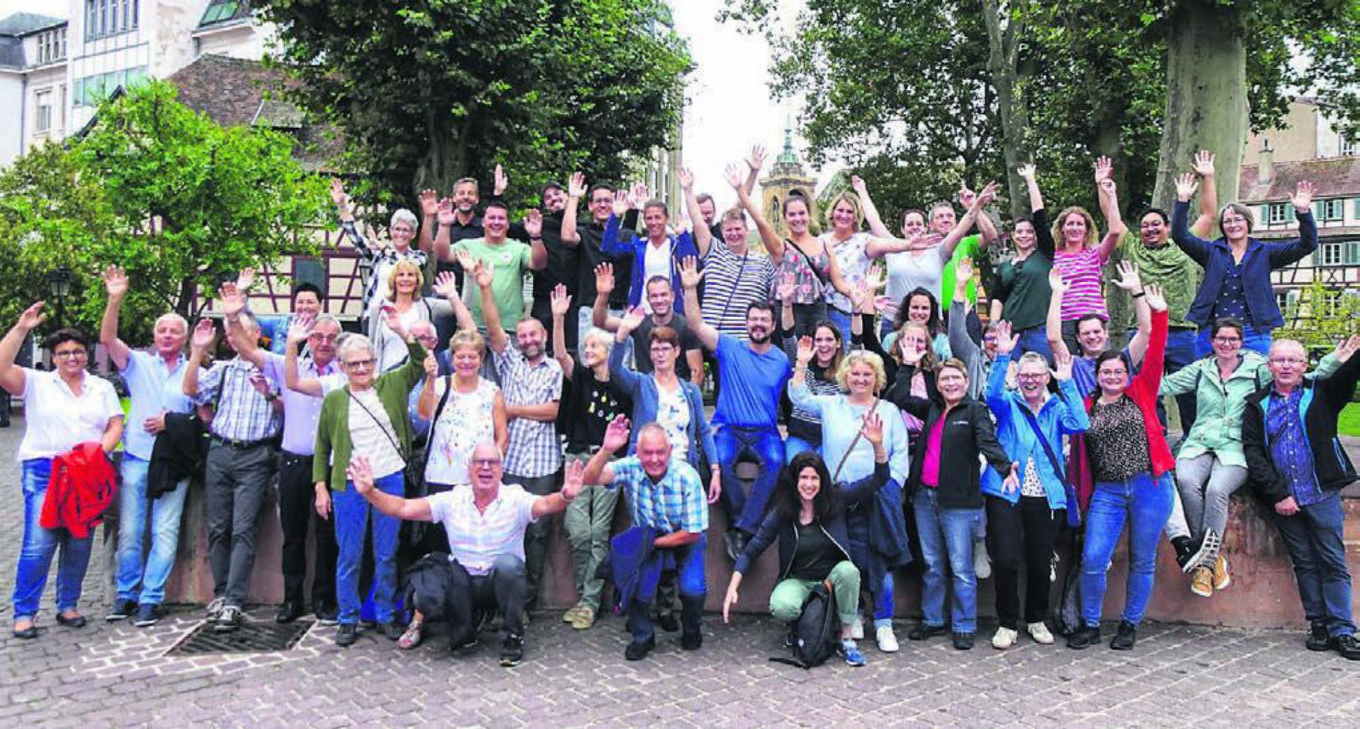 Gruppenfoto: Die Musikantinnen und Musikanten des Musikvereins Lunkhofen mit ihren Partnerinnen und Partnern in Colmar. Bild: zg