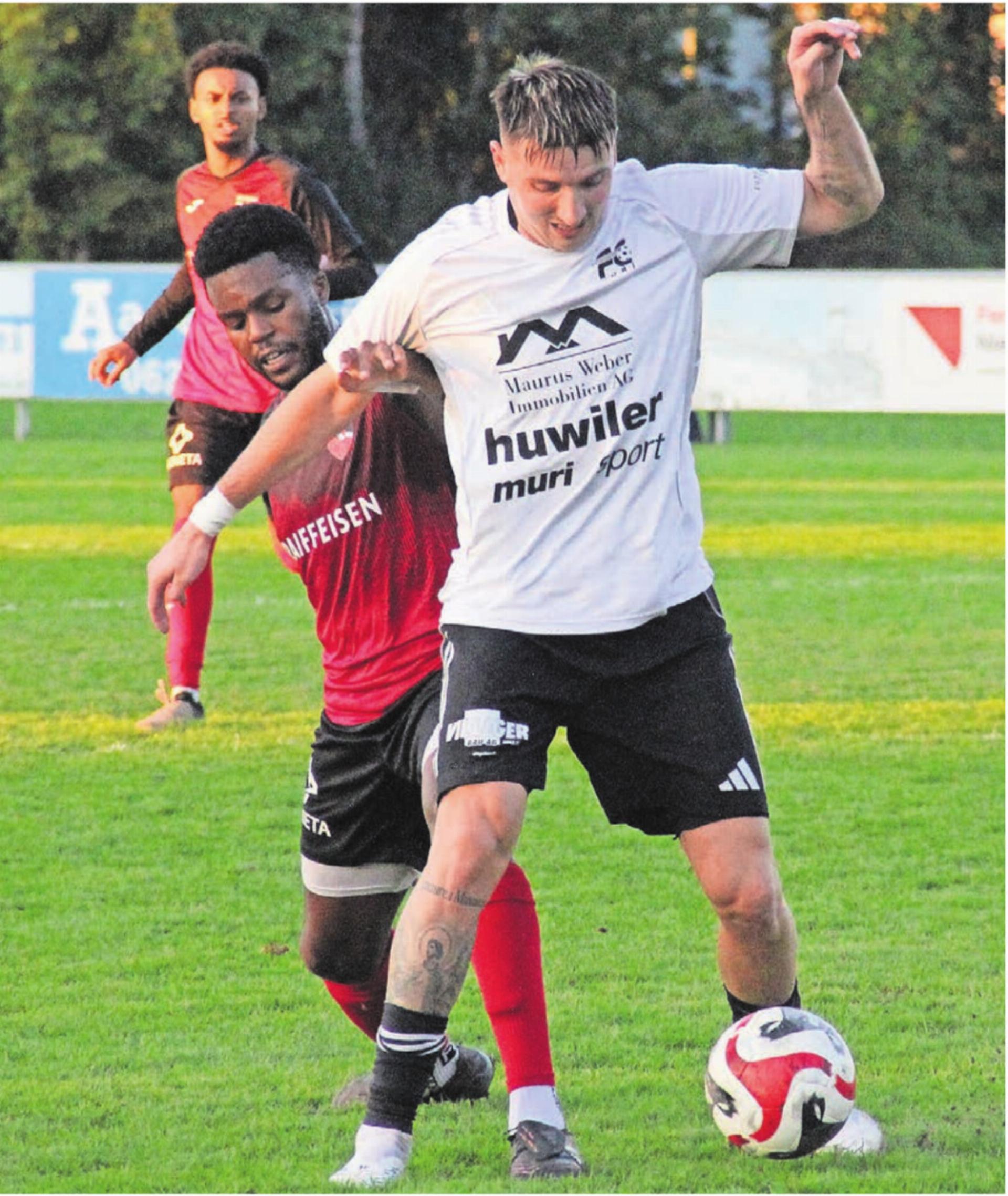 Die Murianer (vorne: Radovan Radevic im Spiel gegen den FC Schönenwerd-Niedergösgen) sind aktuell in guter Form und haben nun zwei wichtige Heimspiele vor der Brust. 
Bild: Patrick Fischer - Das Bild wird blockiert. – Möglicherweise durch einen aktiven Adblocker.