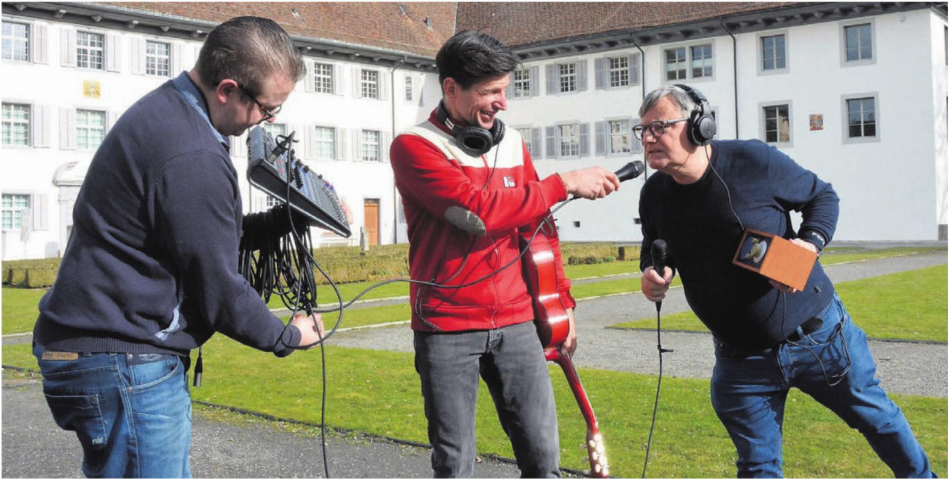 Sie stehen hinter dem Klosterradio und suchen Verstärkung, von links: Andreas Stierli, René Neiger und Projektleiter Reto Holzgang. Bild: Annemarie Keusch - Das Bild wird blockiert. – Möglicherweise durch einen aktiven Adblocker.