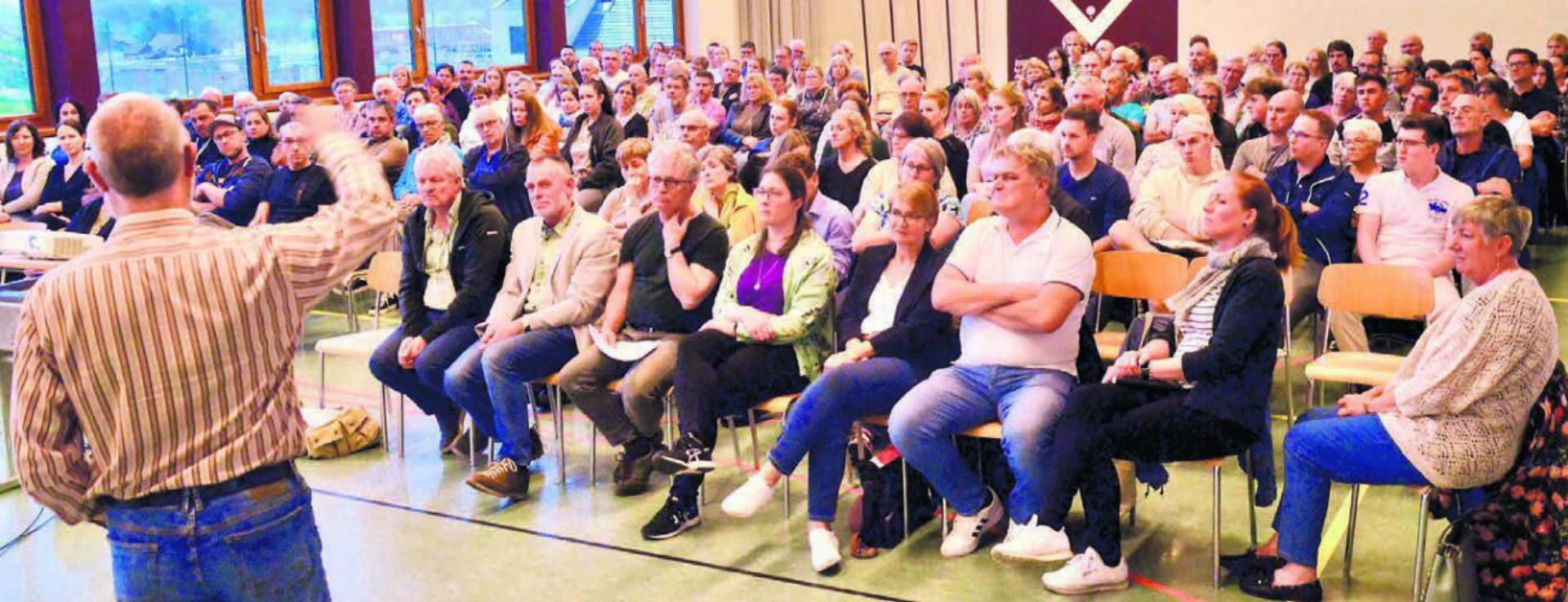 Über 120 Interessierte lassen sich vom Gemeinderat informieren, wie er bezüglich Hallen und Schulraum vorzugehen gedenkt. Bilder: Thomas Stöckli