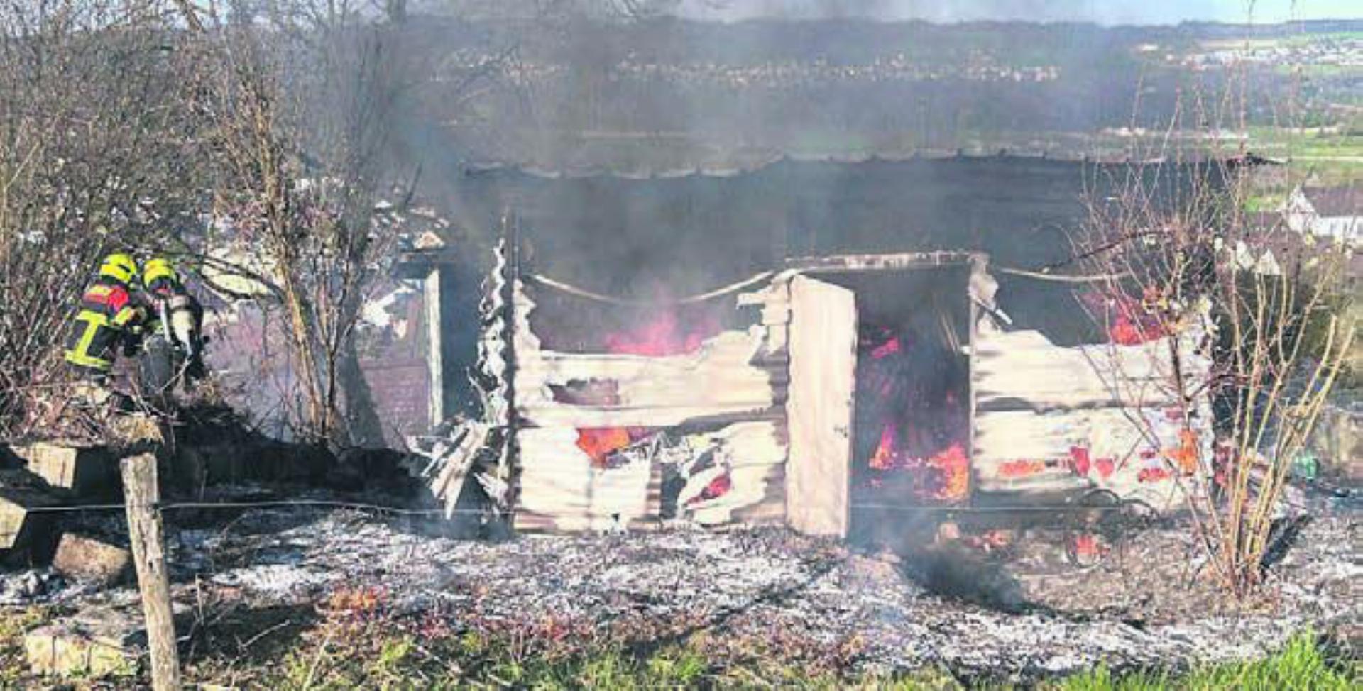 Der Schopf war nicht mehr zu retten, ein Übergreifen des Feuers konnte jedoch verhindert werden. Bild: pz