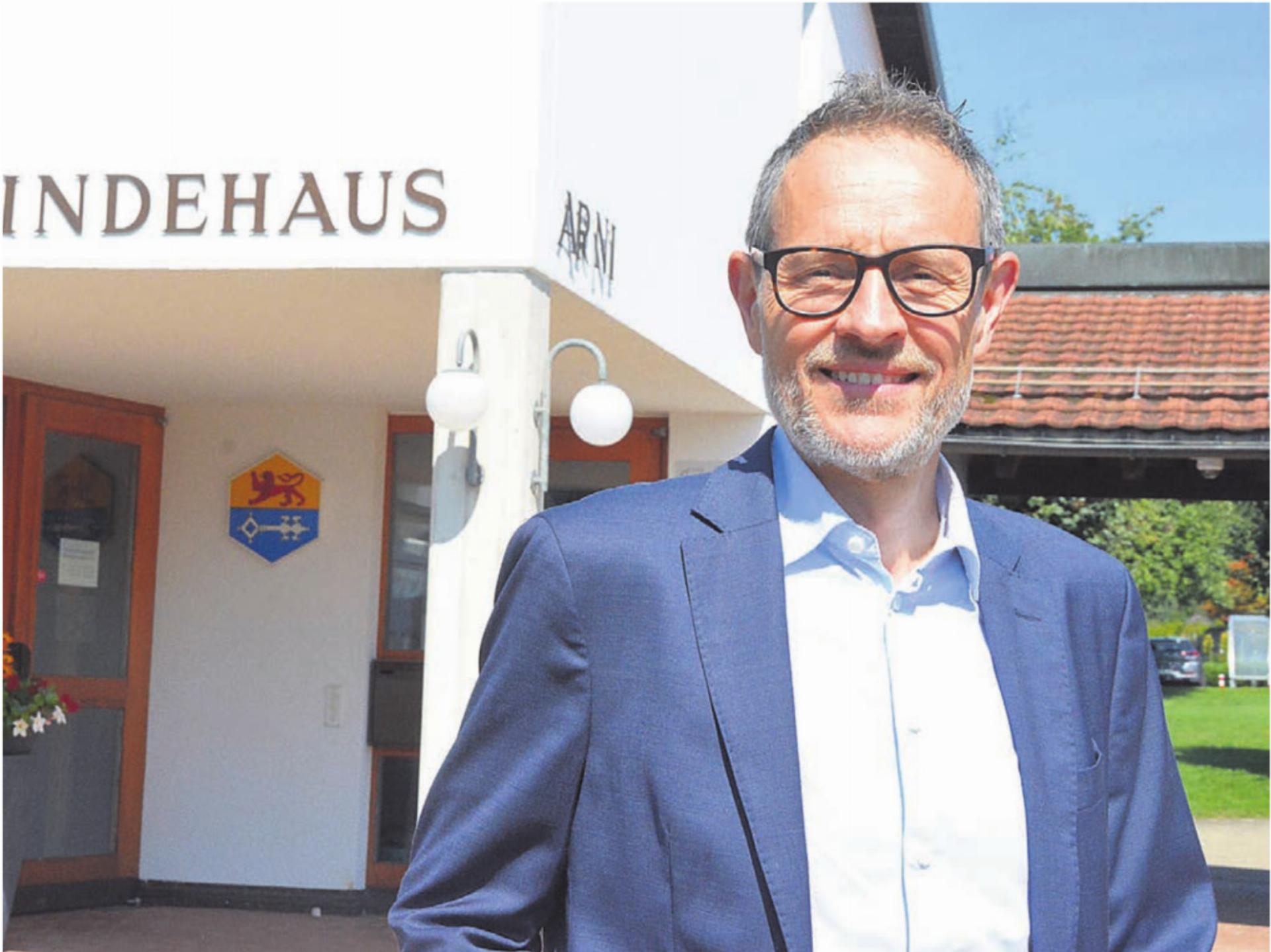 André Huber vor dem Gemeindehaus in Arni. Er ist als zuständiger Gemeinderat Teil der Alterskommission. Bild: Annemarie Keusch - Das Bild wird blockiert. – Möglicherweise durch einen aktiven Adblocker.