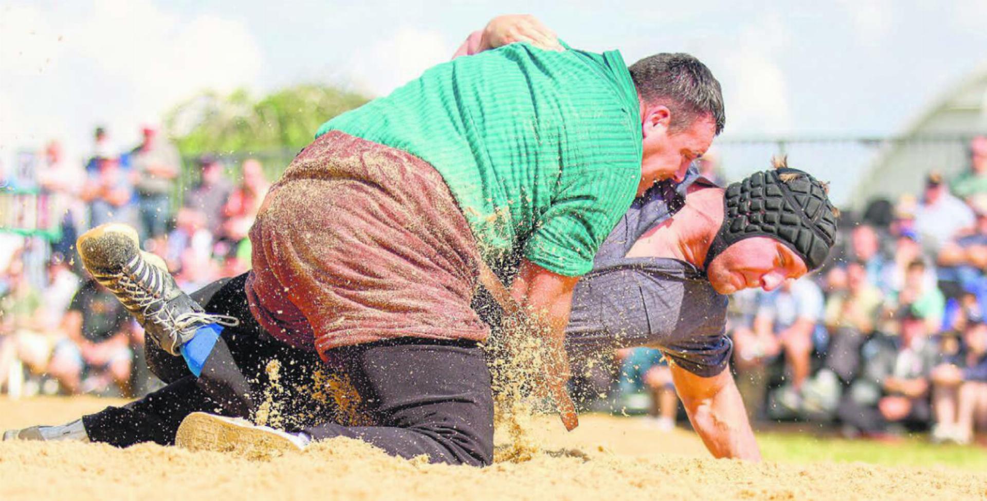 Unaufhaltsam. Joel Strebel (oben) bodigt Curdin Orlik im Schlussgang. Es ist die fünfte Bestnote in Serie für den Freiämter an der Fête Romande. Bild: David Waser