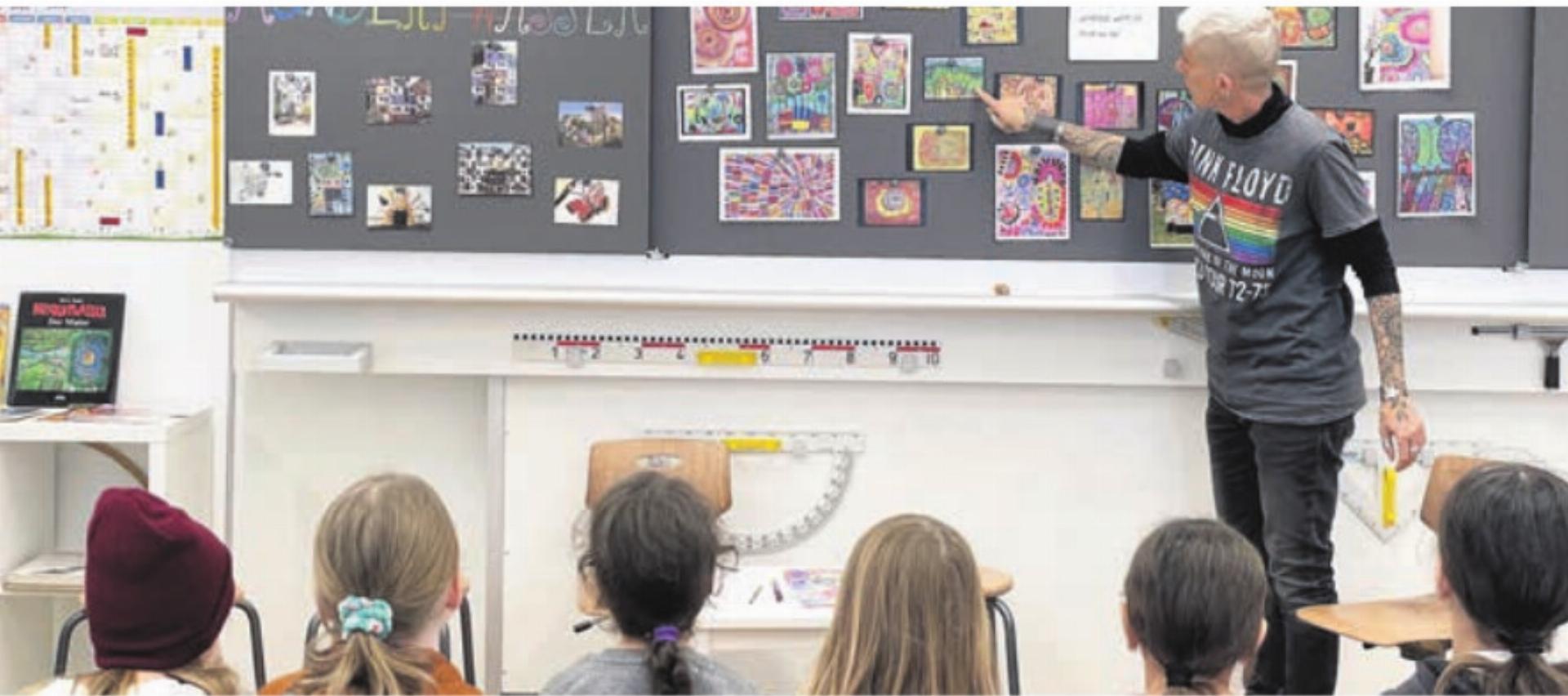 In einem der Workshops lassen sich die Kinder von Hundertwasser inspirieren. Bild: zg - Das Bild wird blockiert. – Möglicherweise durch einen aktiven Adblocker.