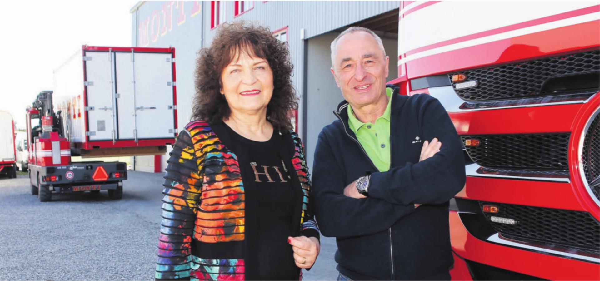 Autorin Christina Boss mit Zirkusdirektor Johannes Muntwyler auf dem Zirkusareal des Circus Monti in Wohlen. Bild: pd - Das Bild wird blockiert. – Möglicherweise durch einen aktiven Adblocker.