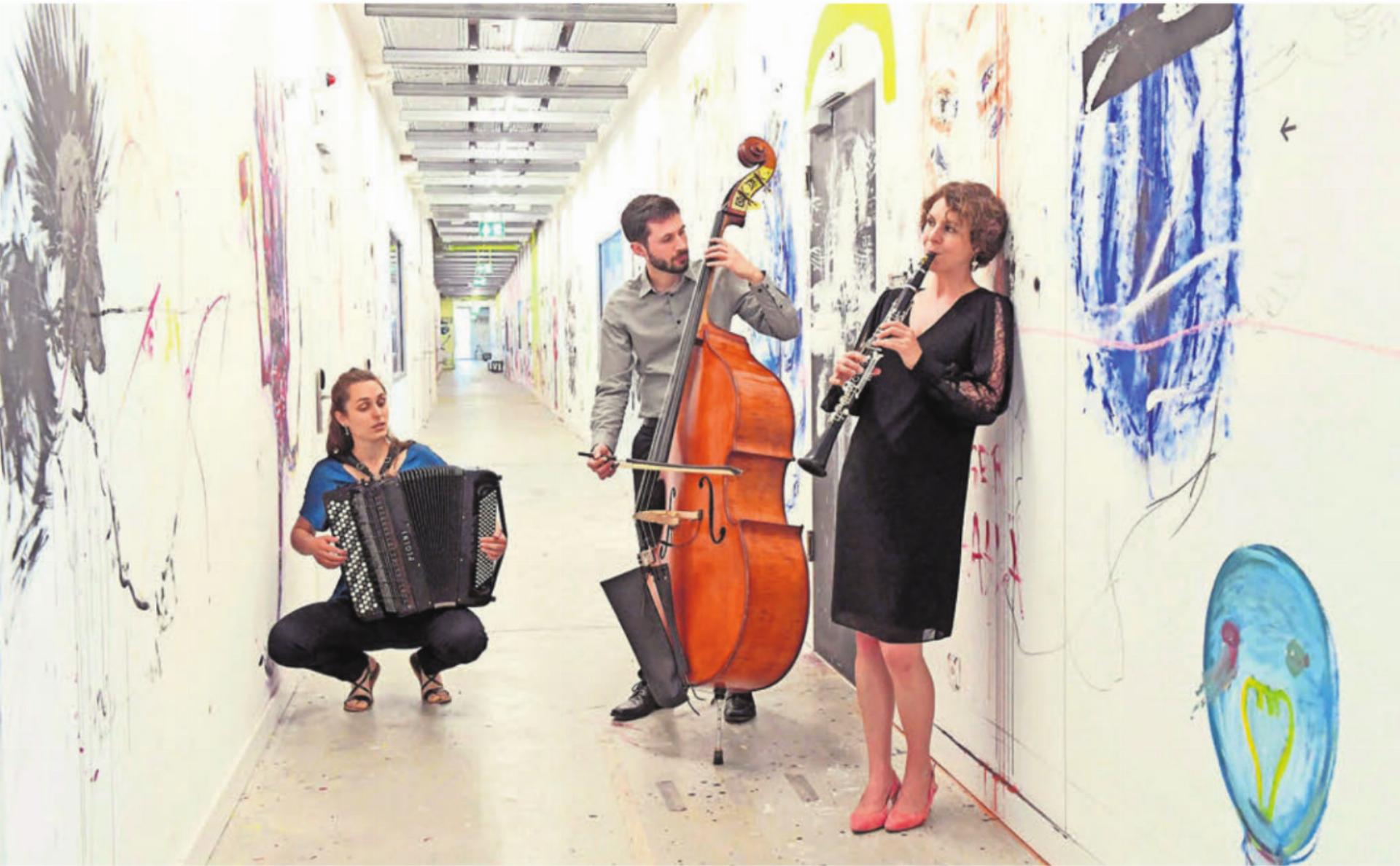 Magdalena Irmann (Akkordeon), Valentin Kolar (Kontrabass), Heidy Huwiler (Klarinette).
Bild: zg - Das Bild wird blockiert. – Möglicherweise durch einen aktiven Adblocker.