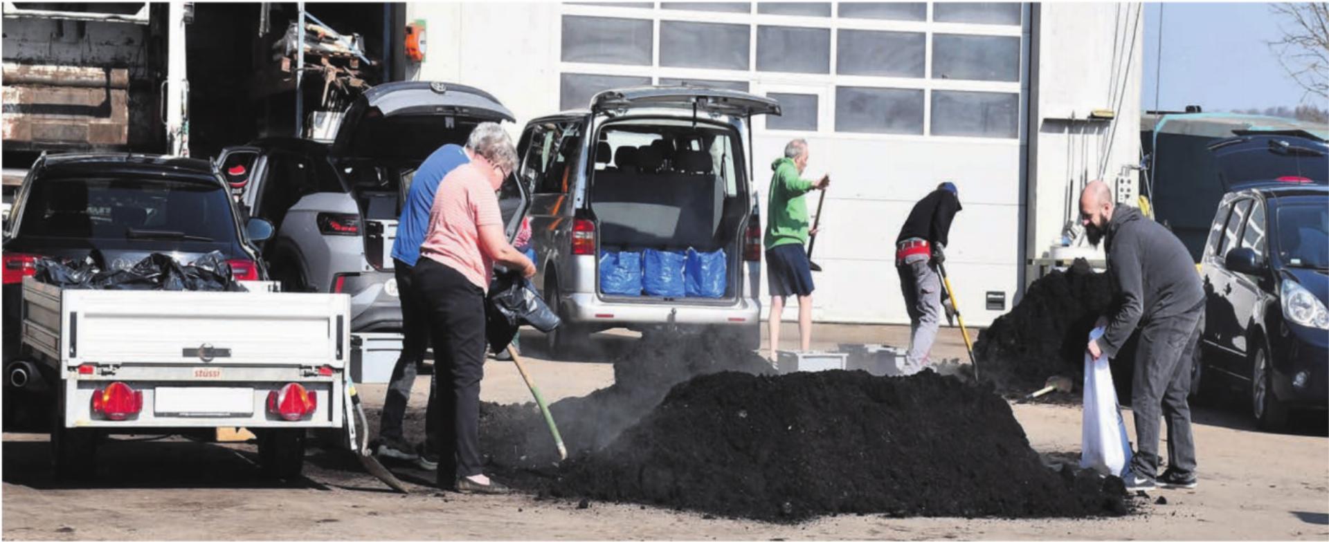 Rund 300 Kubik Kompost werden für den Komposttag bereitgestellt. Am Ende des Tages ist dieser von den über 300 Abholern in diverse Gebinde für den eigenen Garten abgefüllt. Bilder: Monica Rast - Das Bild wird blockiert. – Möglicherweise durch einen aktiven Adblocker.