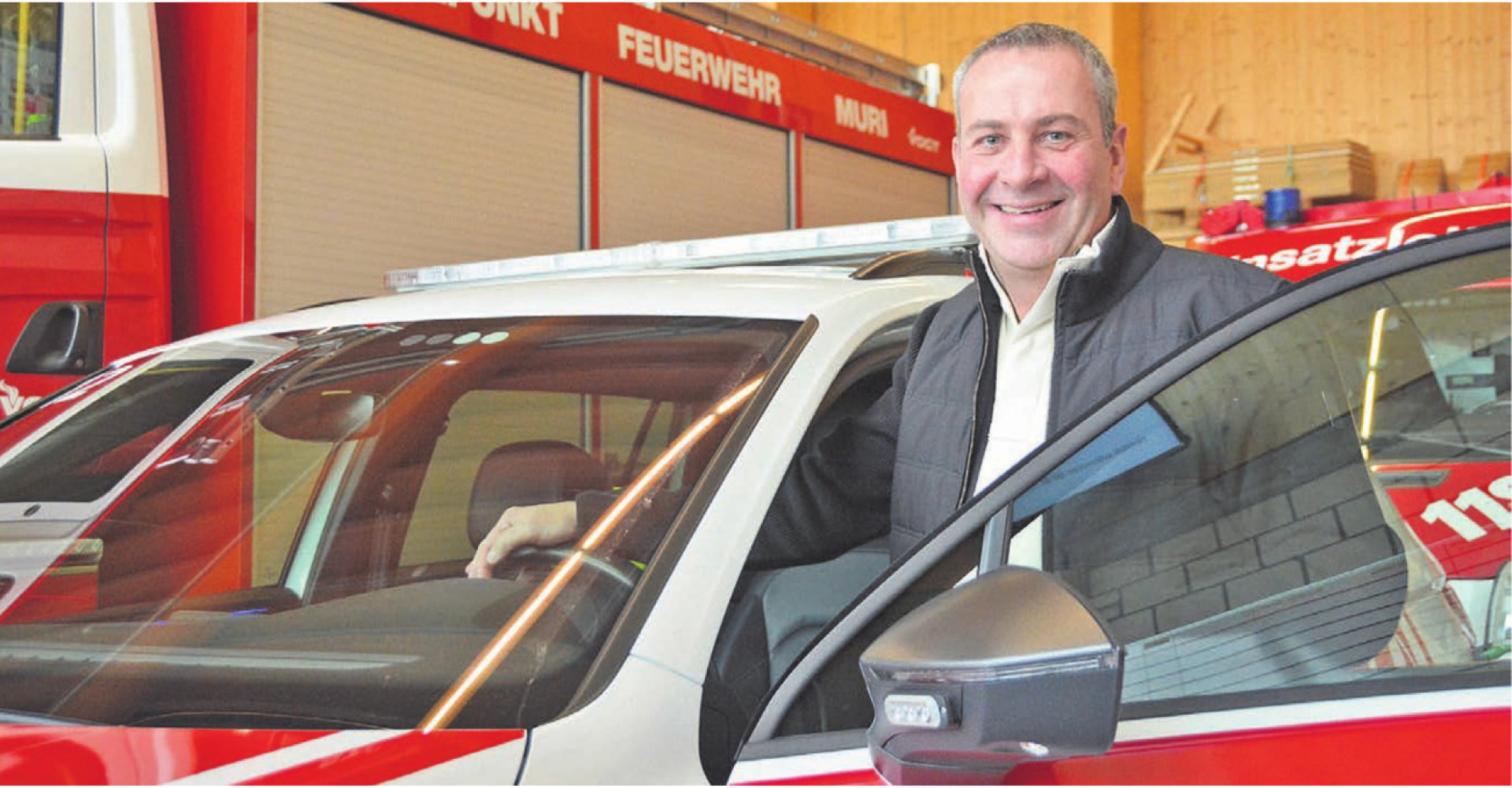 Mit dem Kommando-Fahrzeug ist Thomas Strebel künftig nicht mehr unterwegs. Die roten Autos werden mir fehlen, sagt er. Bild: Annemarie Keusch - Das Bild wird blockiert. – Möglicherweise durch einen aktiven Adblocker.