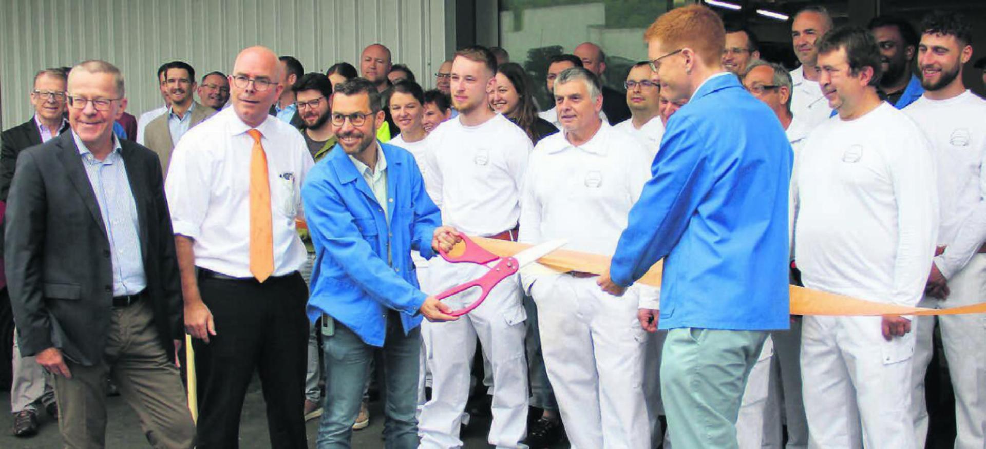 Grosser Moment: Im Beisein von Gemeindeammann Roland Polentarutti und CEO Markus Blocher (von links) wird die neue Trocknungsanlage eingeweiht. Bilder: Patrick Fischer