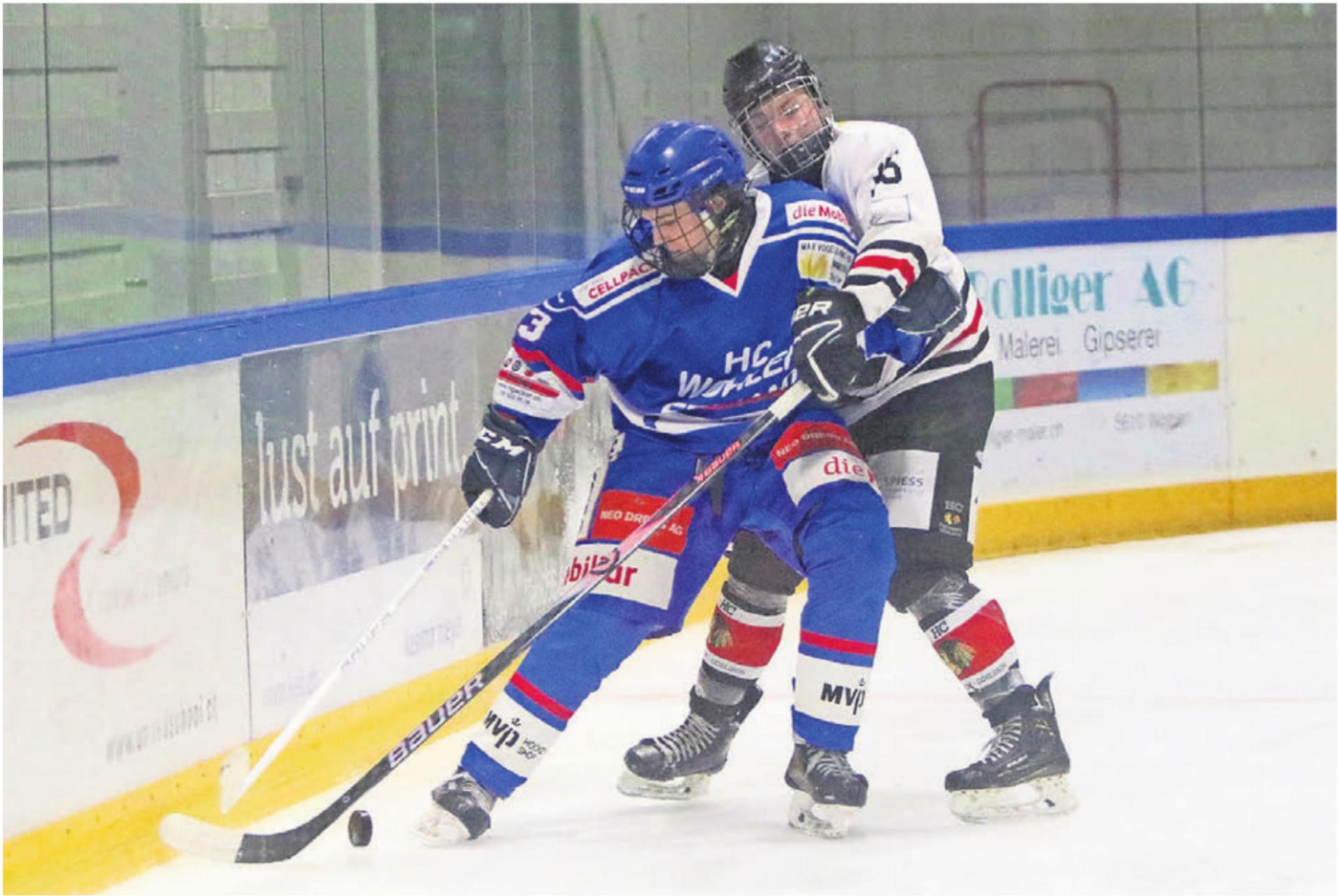 Noel Burket (vorne) im Kampf um den Puck mit Fi-Gös Christoph Fuchs. Am Kampfgeist hat es beim HC Wohlen Freiamt nicht gefehlt. Vor dem Tor waren die «Huskies» zu harmlos. Bilder: Josip Lasic - Das Bild wird blockiert. – Möglicherweise durch einen aktiven Adblocker.