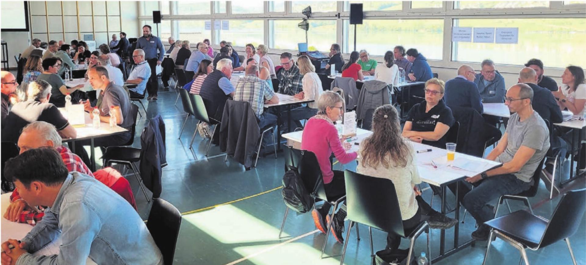 Rege Diskussionen in der Turnhalle mit Blick auf den See. Ob das als Halle 70 bezeichnete Gebäude zu einem Vereinshaus umgebaut oder nur saniert wird, ist eine der Fragen, die sich die Gemeinde derzeit stellt.    Bilder: Chregi Hansen - Das Bild wird blockiert. – Möglicherweise durch einen aktiven Adblocker.