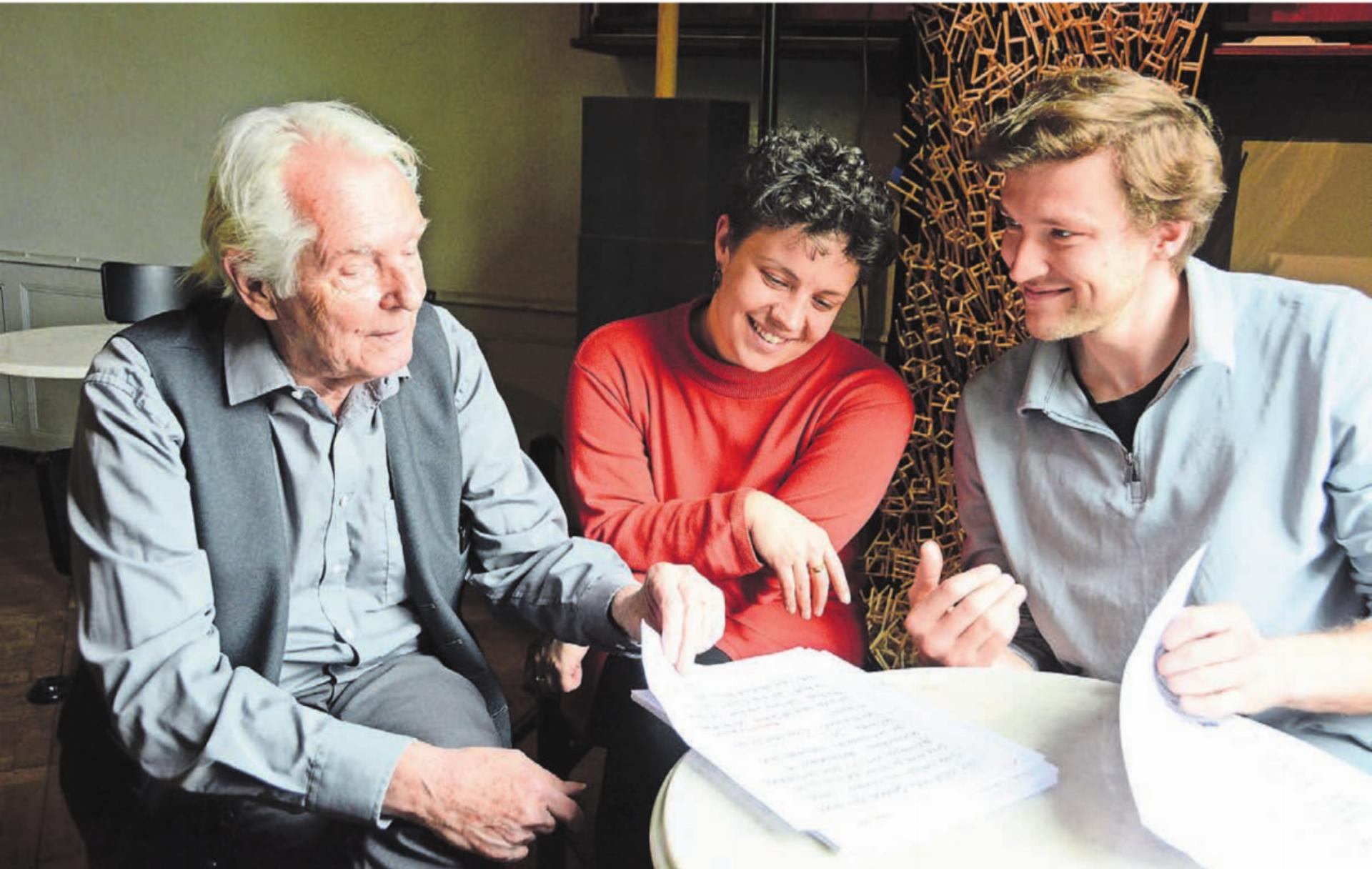 Arbeiten intensiv an den Details: Der routinierte Schauspieler Werner Bodinek (links) setzt in seinem neuen Stück auf die Unterstützung der jungen Wohler Kulturschaffenden Julia Frischknecht und Jonas Arnet. Letzterer gibt damit sein Debüt als Regisseur. - Das Bild wird blockiert. – Möglicherweise durch einen aktiven Adblocker.