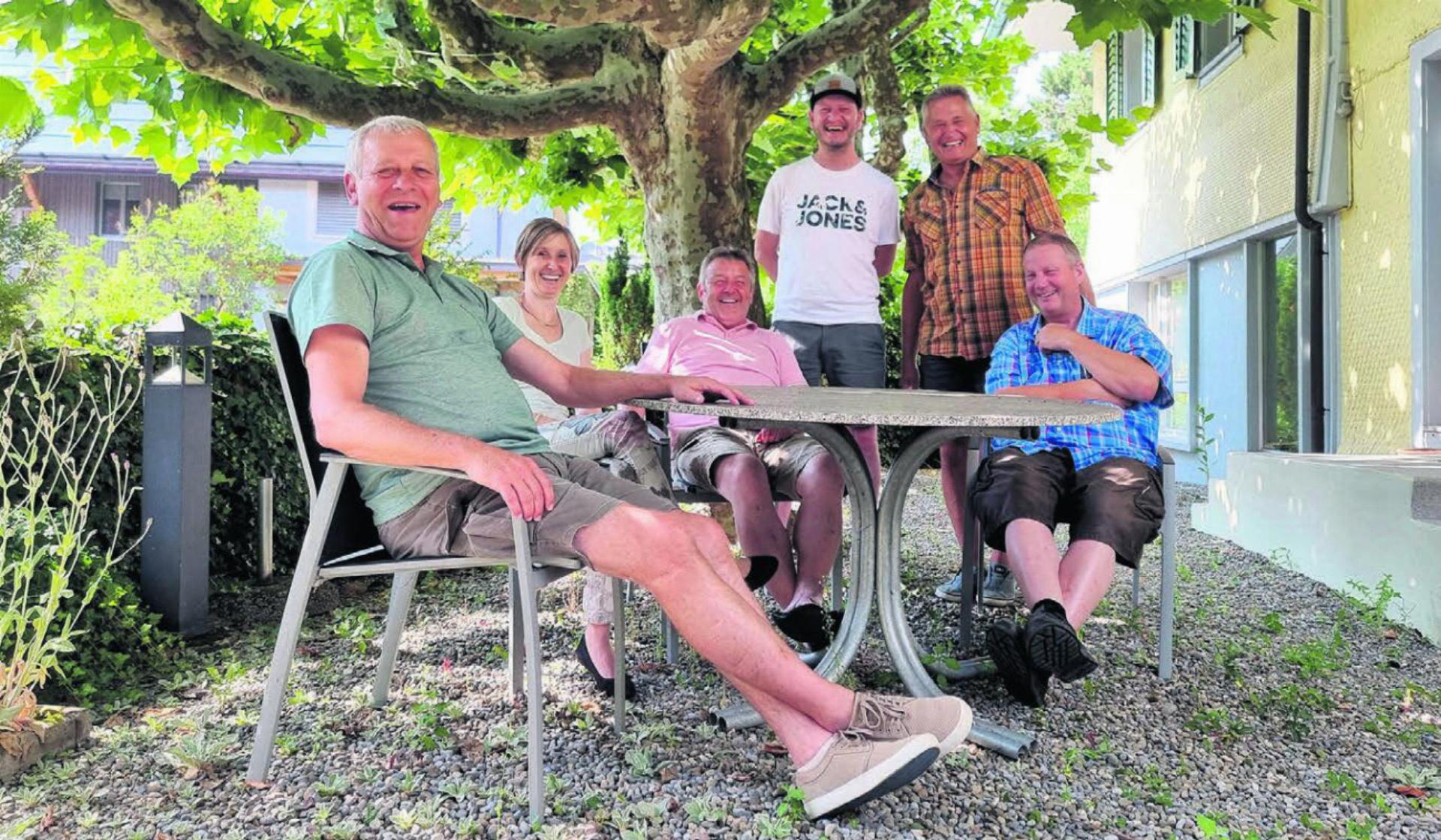 Sie sind schon mal Probe gesessen, von links: Felix Strebel, Daniela Schweizer, Jörg Weiss, Simon Waltenspühl; hinten von links: Marc Nater, Paul Rey. Auf dem Bild fehlt Franz Hold. Bild: Verena Anna Wigger