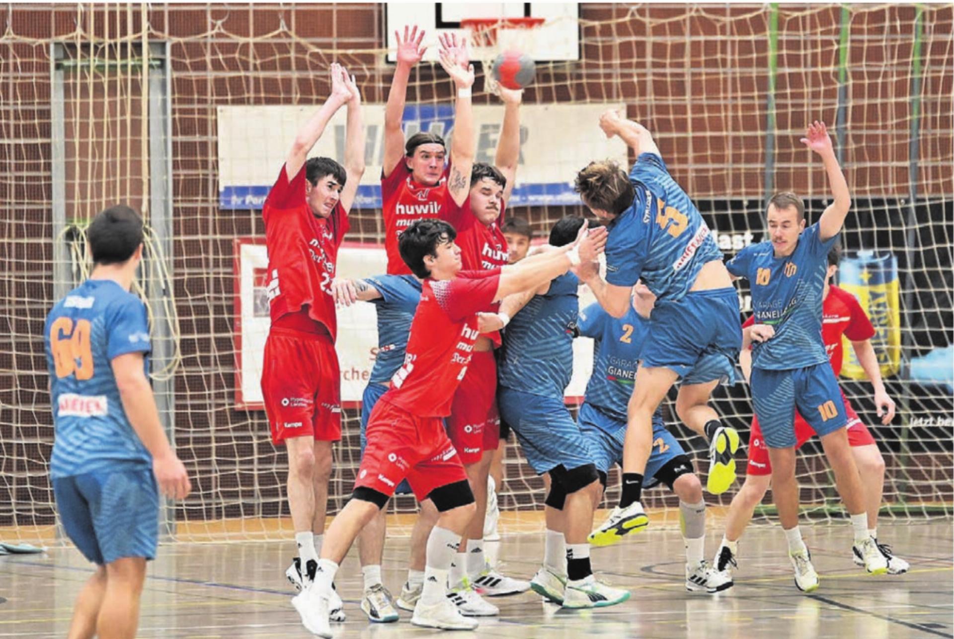 Der TV Muri (in Rot) verteidigt mit vereinten Kräften gegen die Mythen-Shooters. Können sie als Kollektiv auch Tabellenführer Siggenthal/Baden-Endingen bezwingen? Im Hinspiel ist es ihnen gelungen. Bild: tvm - Das Bild wird blockiert. – Möglicherweise durch einen aktiven Adblocker.