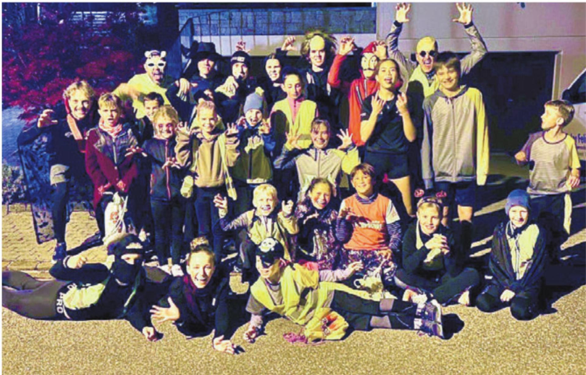 Gruslige Truppe: Die Leichtathleten des TV Merenschwand auf ihrer Halloween-Runde. Bild: zg - Das Bild wird blockiert. – Möglicherweise durch einen aktiven Adblocker.