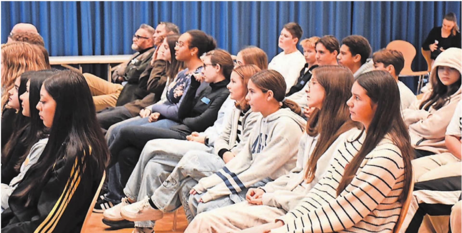 Einiges gelernt: Beim Vortrag der RoadCross-Sicherheitsspezialistin hörten die Jugendlichen gespannt den Ausführungen zu. Bilder: Daniel Marti - Das Bild wird blockiert. – Möglicherweise durch einen aktiven Adblocker.
