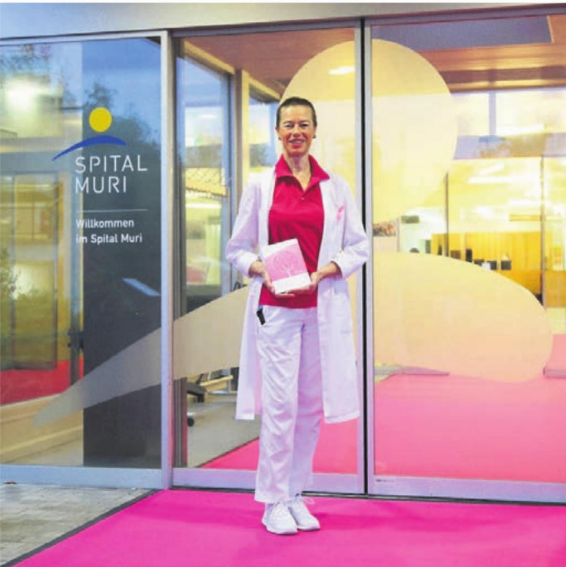 Kirsten Stähler, Chefärztin Gynäkologie am Spital Muri, auf dem pinken Teppich zum Auftakt des Brustkrebsmonats.
Bild: zg - Das Bild wird blockiert. – Möglicherweise durch einen aktiven Adblocker.