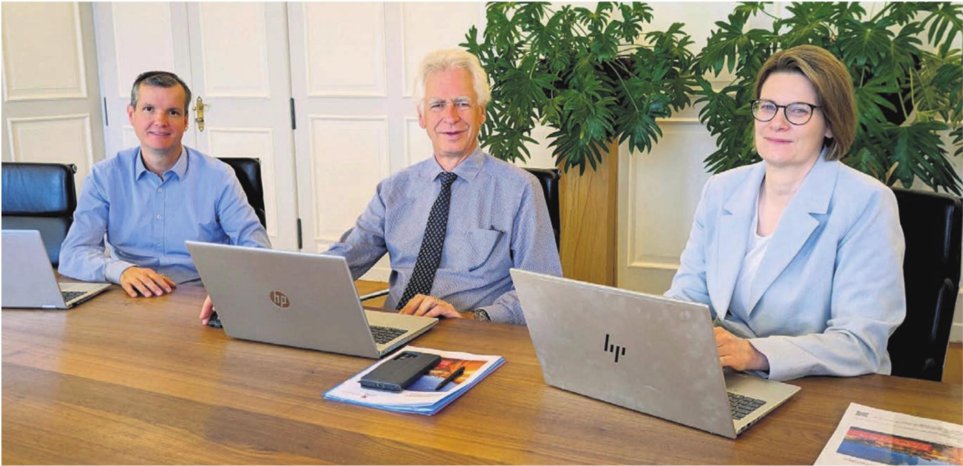 Stefan Walder (Leiter Abteilung Bau), Raymond Tellenbach (Stadtammann) und Mirjam Zedi (Leiterin Finanzen) präsentieren Budget und sonstige Traktanden (von links). Bild: Marco Huwlyer - Das Bild wird blockiert. – Möglicherweise durch einen aktiven Adblocker.
