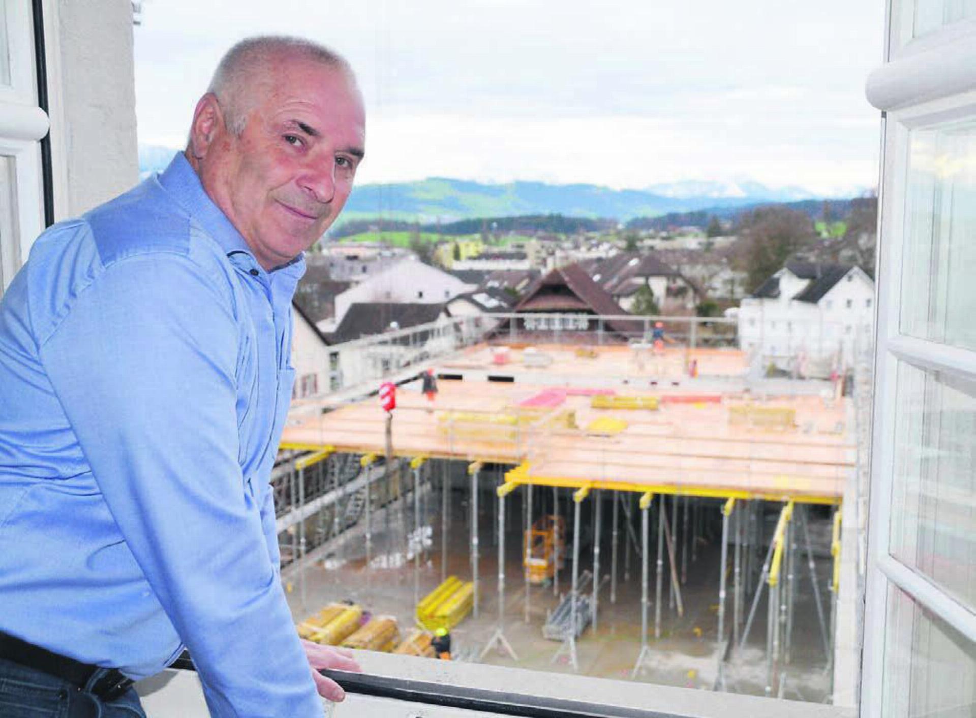 Im November soll hier die Gemeindeversammlung stattfinden. Vom Gemeinderats-Sitzungszimmer hat Gemeindeammann Josef Huwiler einen direkten Blick auf die Baustelle Küngsmatt. Bild: Thomas Stöckli