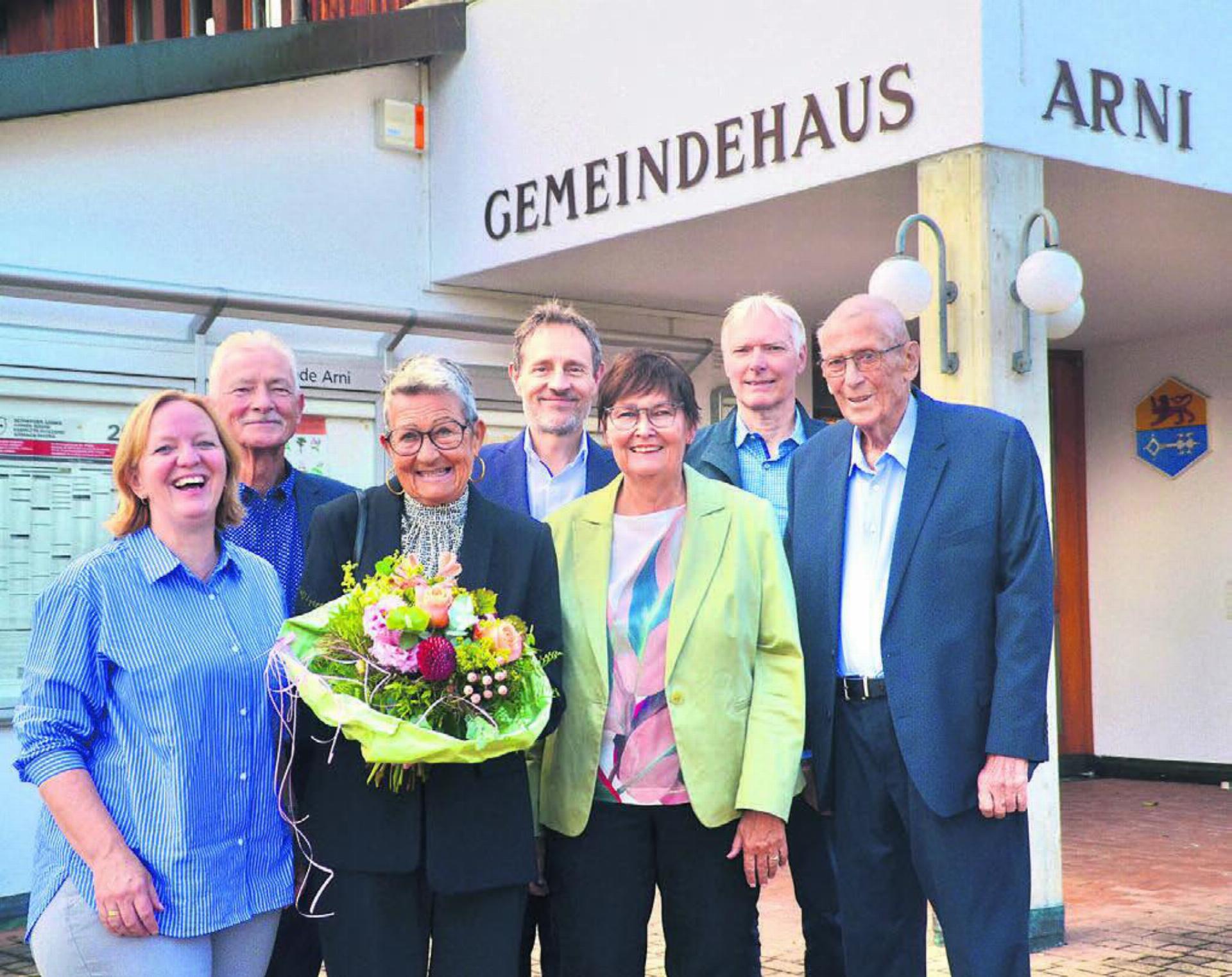 Ein warmes Willkommen für die 2000. Einwohnerin Heidi Gassmann (mit Blumen) und ihren Mann Roger Gassmann (ganz rechts) in Arni. Von links: Gemeindeschreiberin Ursula Staubli, Vizeammann Kurt Süess, Gemeinderat André Huber, Frau Gemeindeammann Evelyn Pfister und Gemeinderat Thomas Frei. Bild: Thomas Stöckli