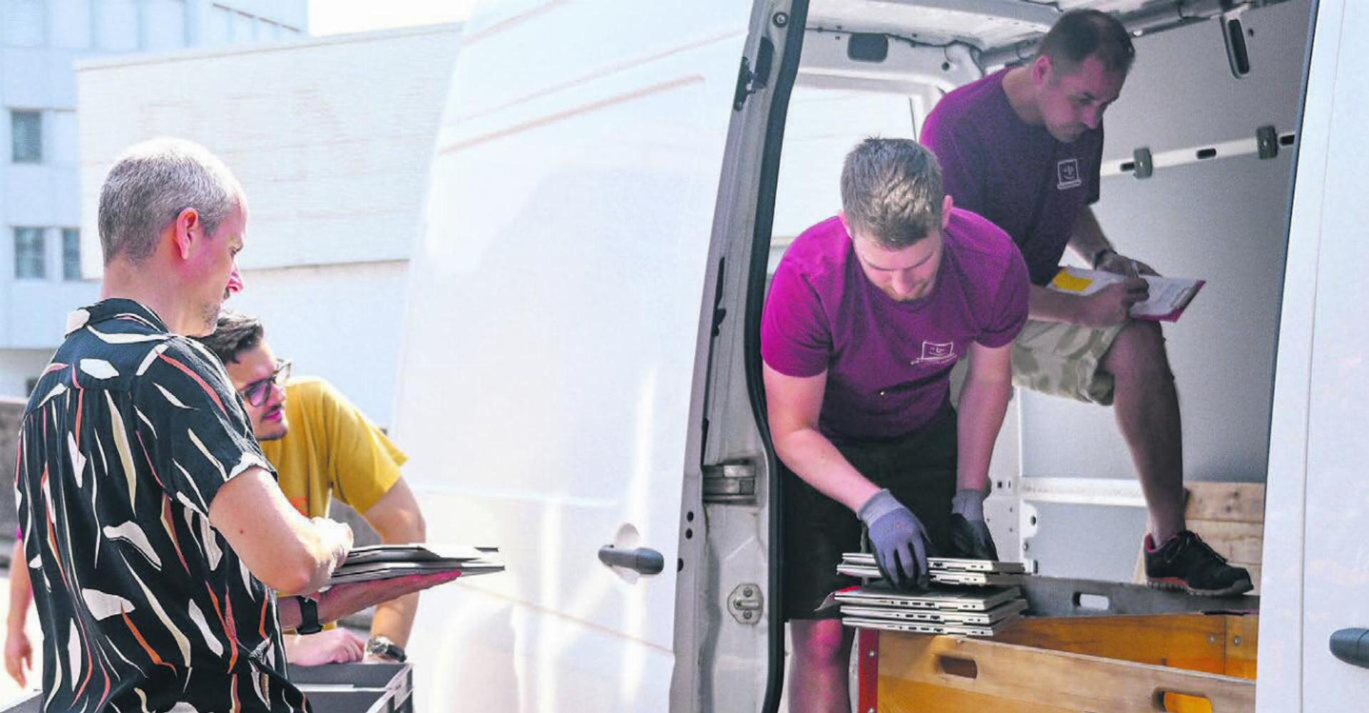 Logistik ist eine der vielen Aufgaben, die bei «Wir lernen weiter» anfallen. Tobias Schär (Zweiter von rechts) hilft auch hier tatkräftig mit. Bild: zg